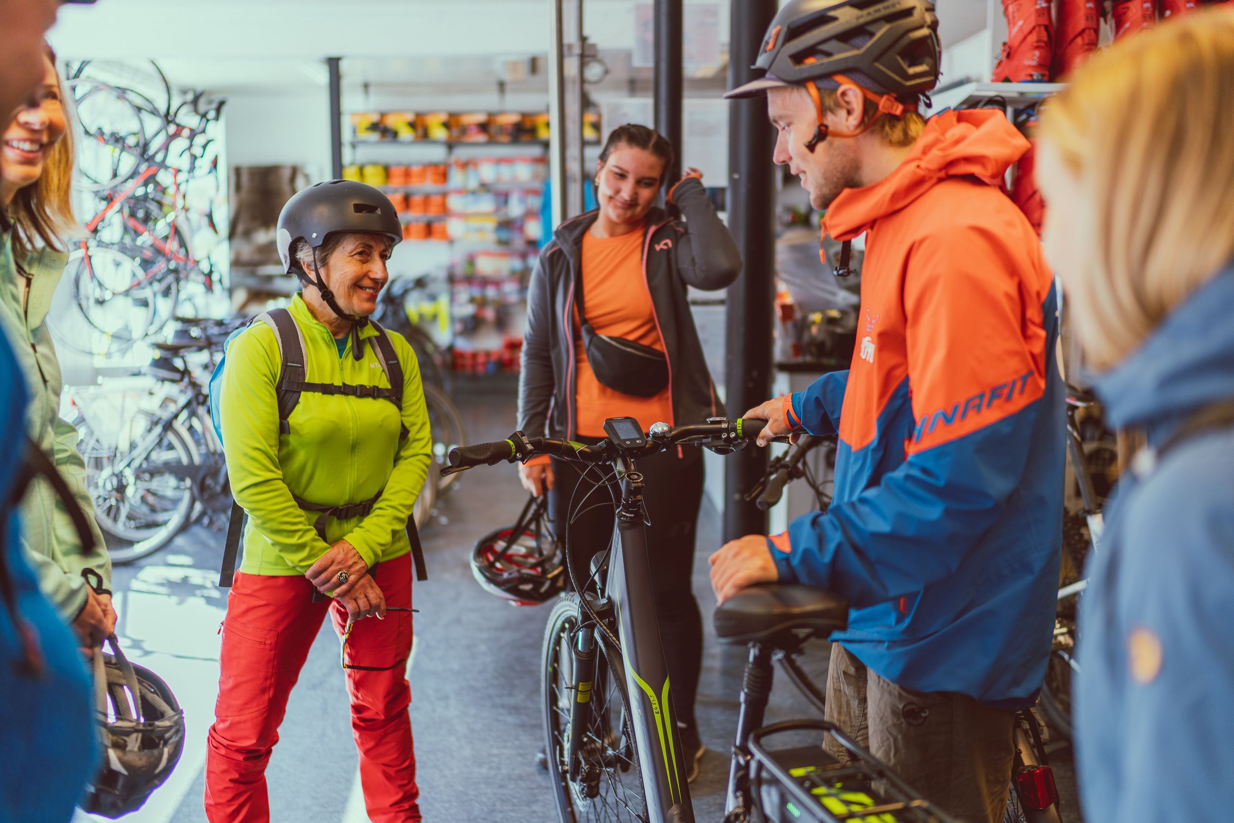 Gjester får en sikkerhetsbriefing for elsykkel og tilpasset sykkel før en guidet elsykkeltur i Tromsø.