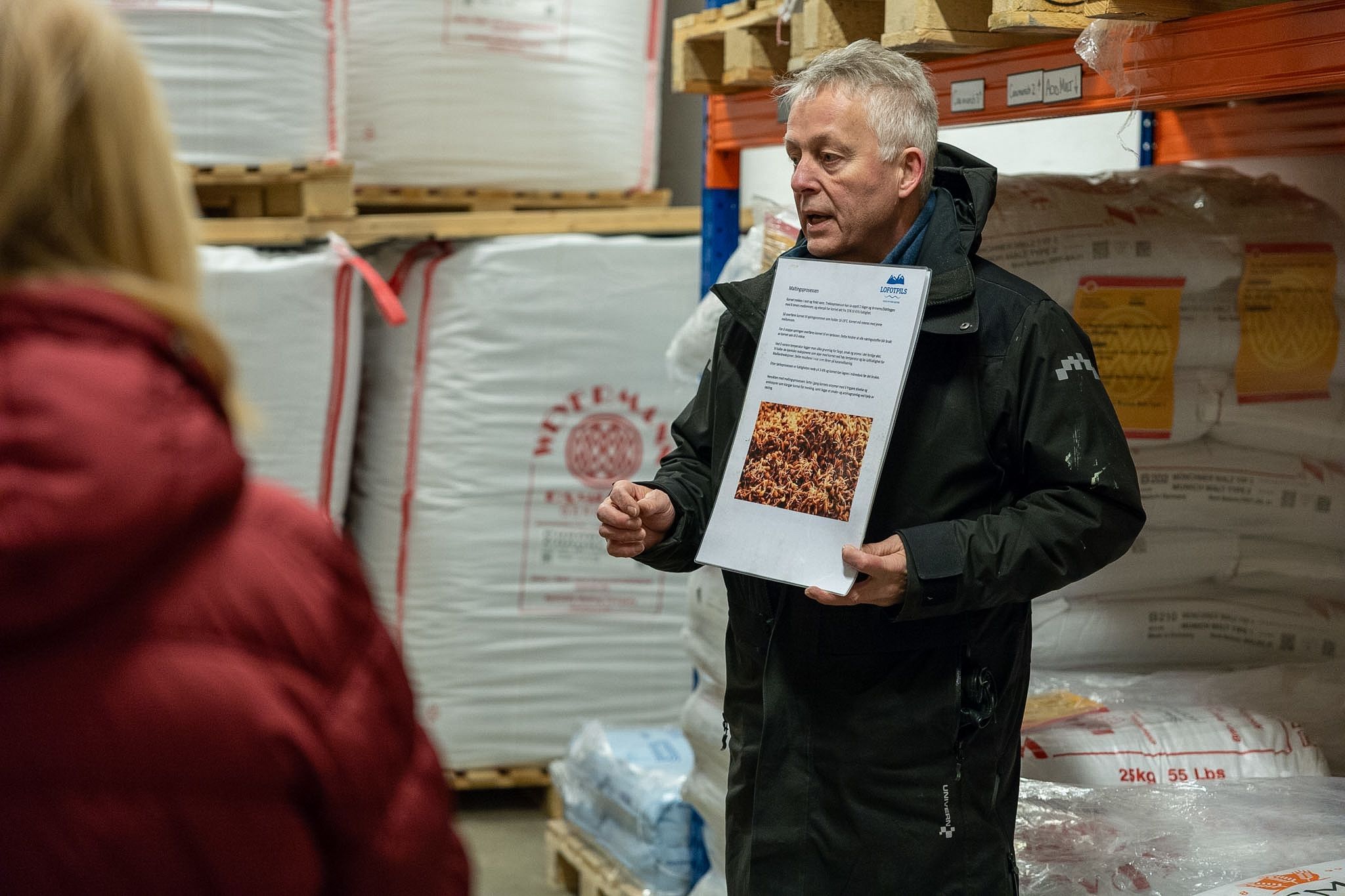 Guide på Lofotpils bryggeri i Norge