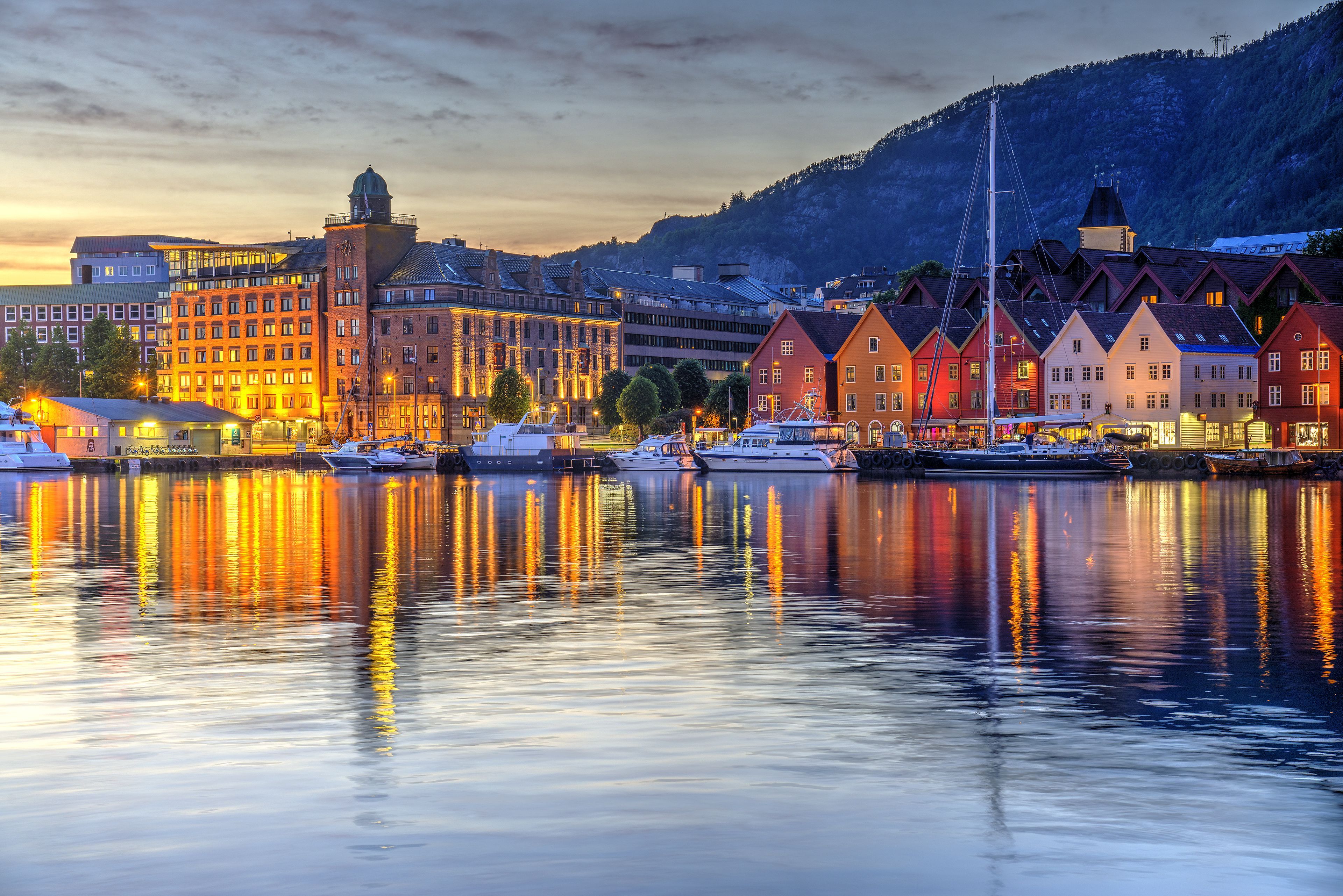 Nachtpanorama der Stadt Bergen mit Hafen und umliegenden Fjorden, gesehen vom Berg Ulriken in Norwegen.