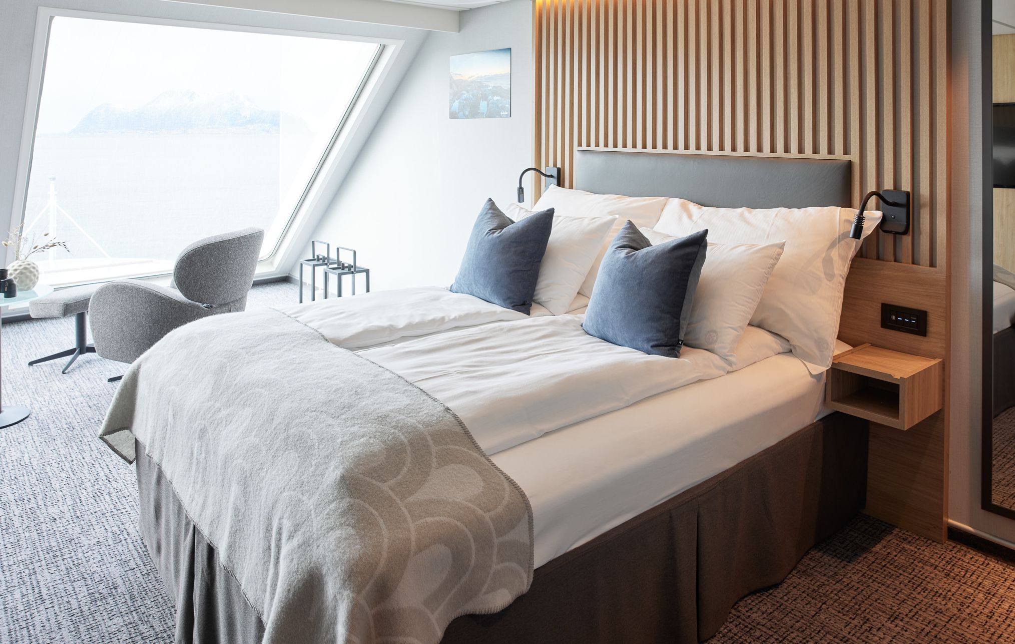 Panoramisk Center Mini Suite med king-size-seng, gulv-til-tak-vindu vendt mot fronten, lounge-sittegruppe og fantastisk panoramautsikt over havet.