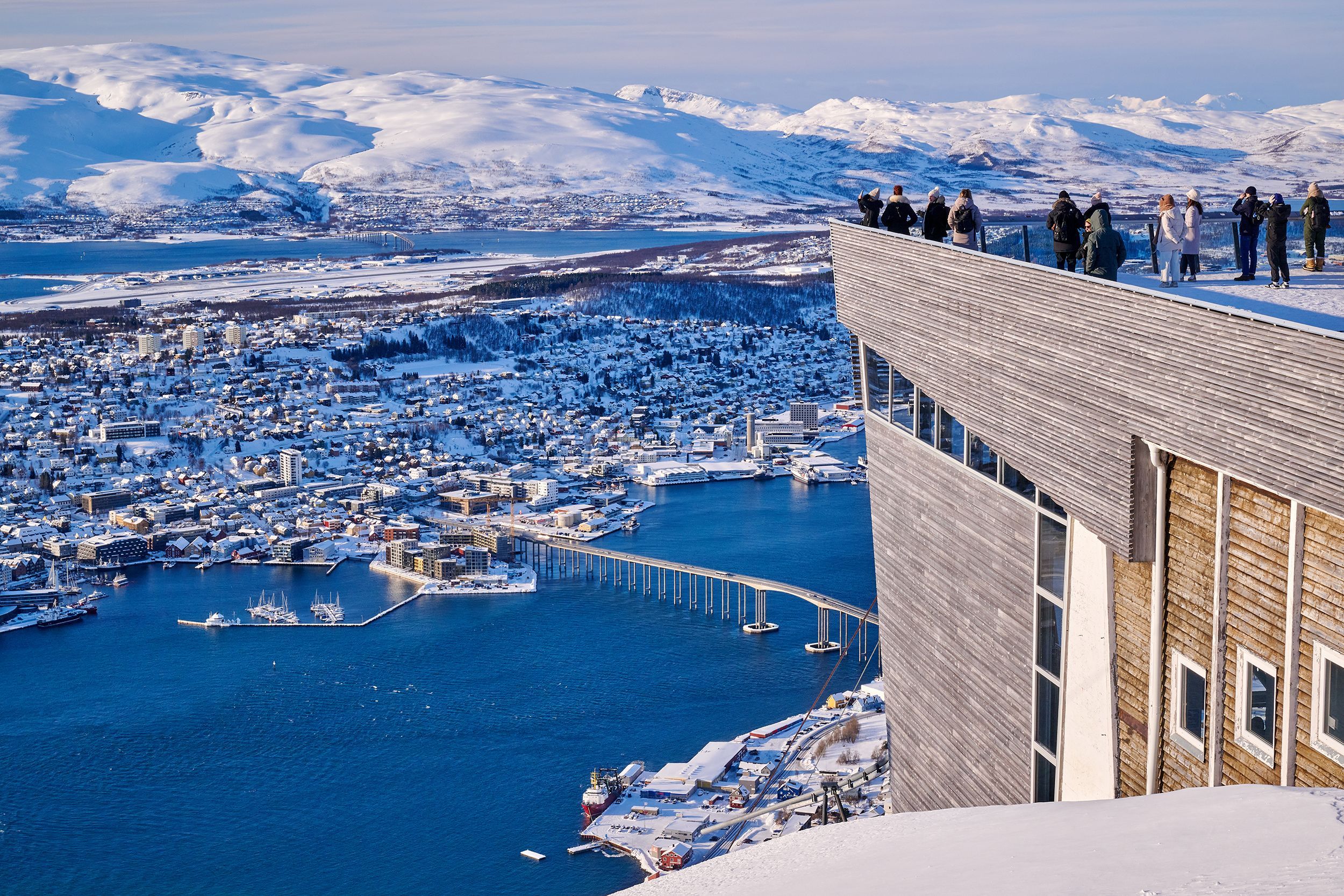 Angenehmer Hotelaufenthalt in Tromsø, der arktischen Stadt, die für Nordlichter und Bergpanoramen bekannt ist.