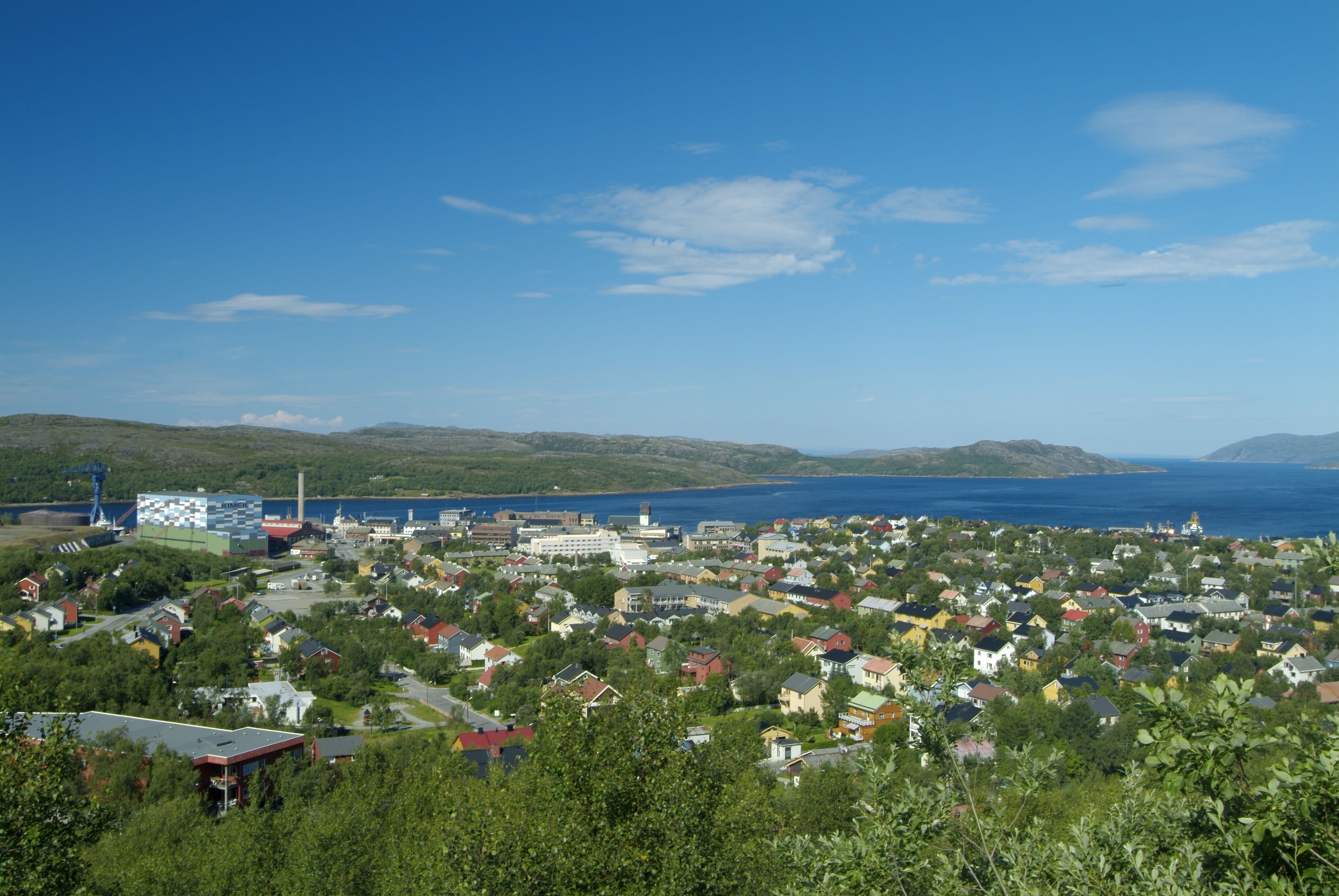 Panoramavy över Kirkenes hamn och stad vid Ishavskusten i norra Norge.