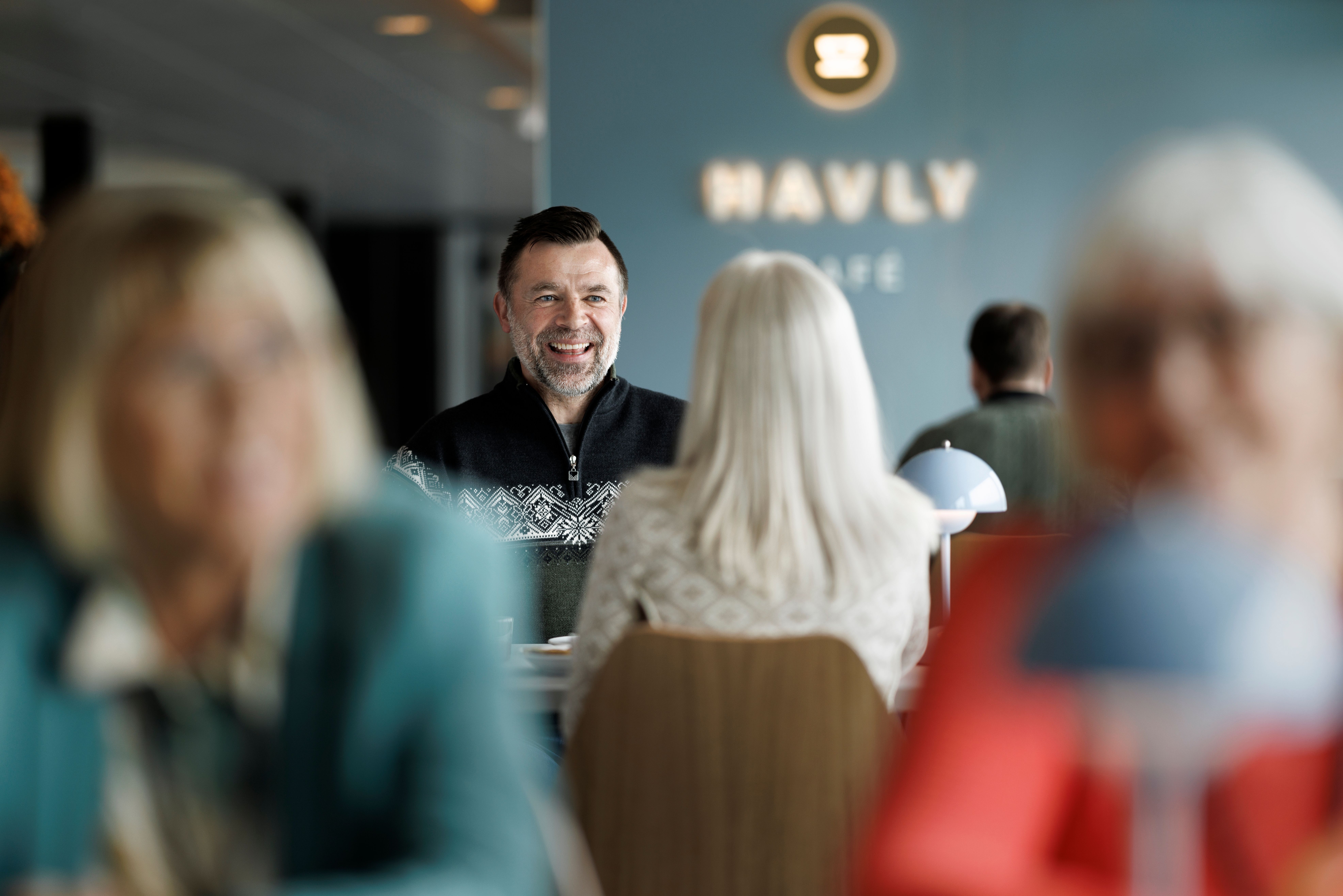 Mann, der eine Frau im Café ansieht