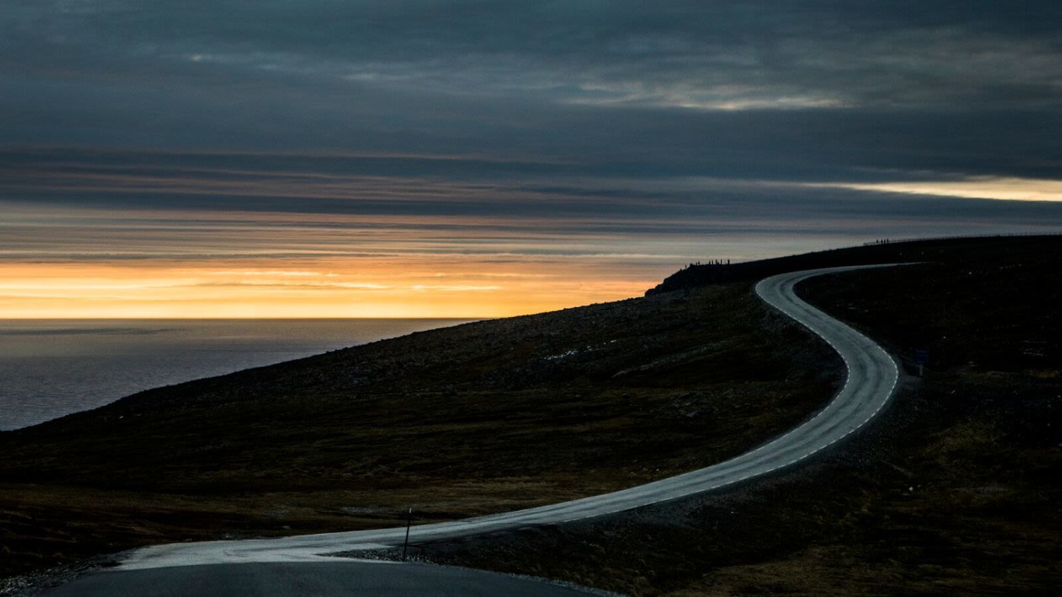 Straße zum Nordkap unter der Mitternachtssonne in Nordnorwegen
