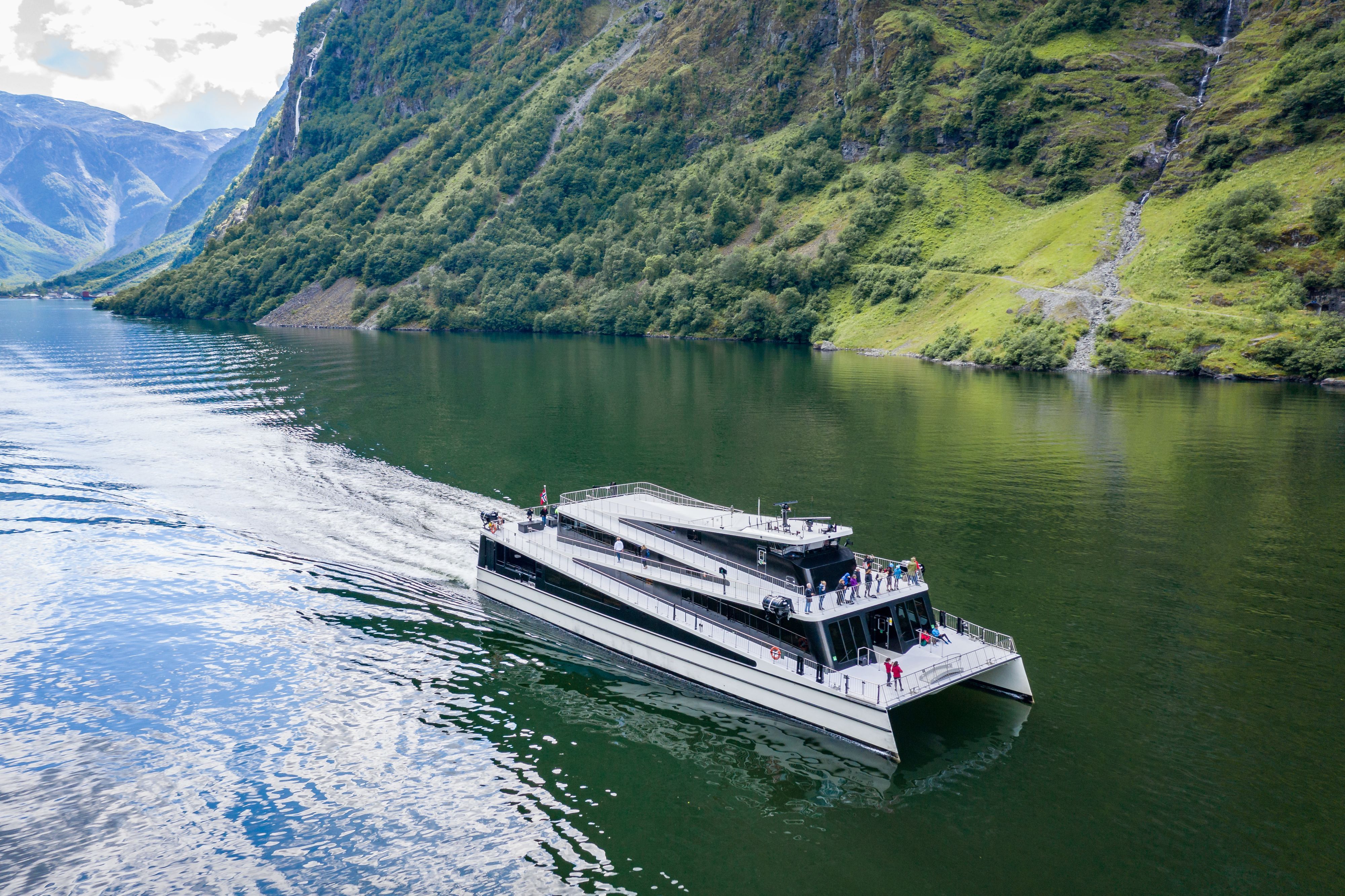 Elektrisches Ausflugsschiff, das durch den zum UNESCO-Welterbe gehörenden Nærøyfjord in Norwegen fährt.
