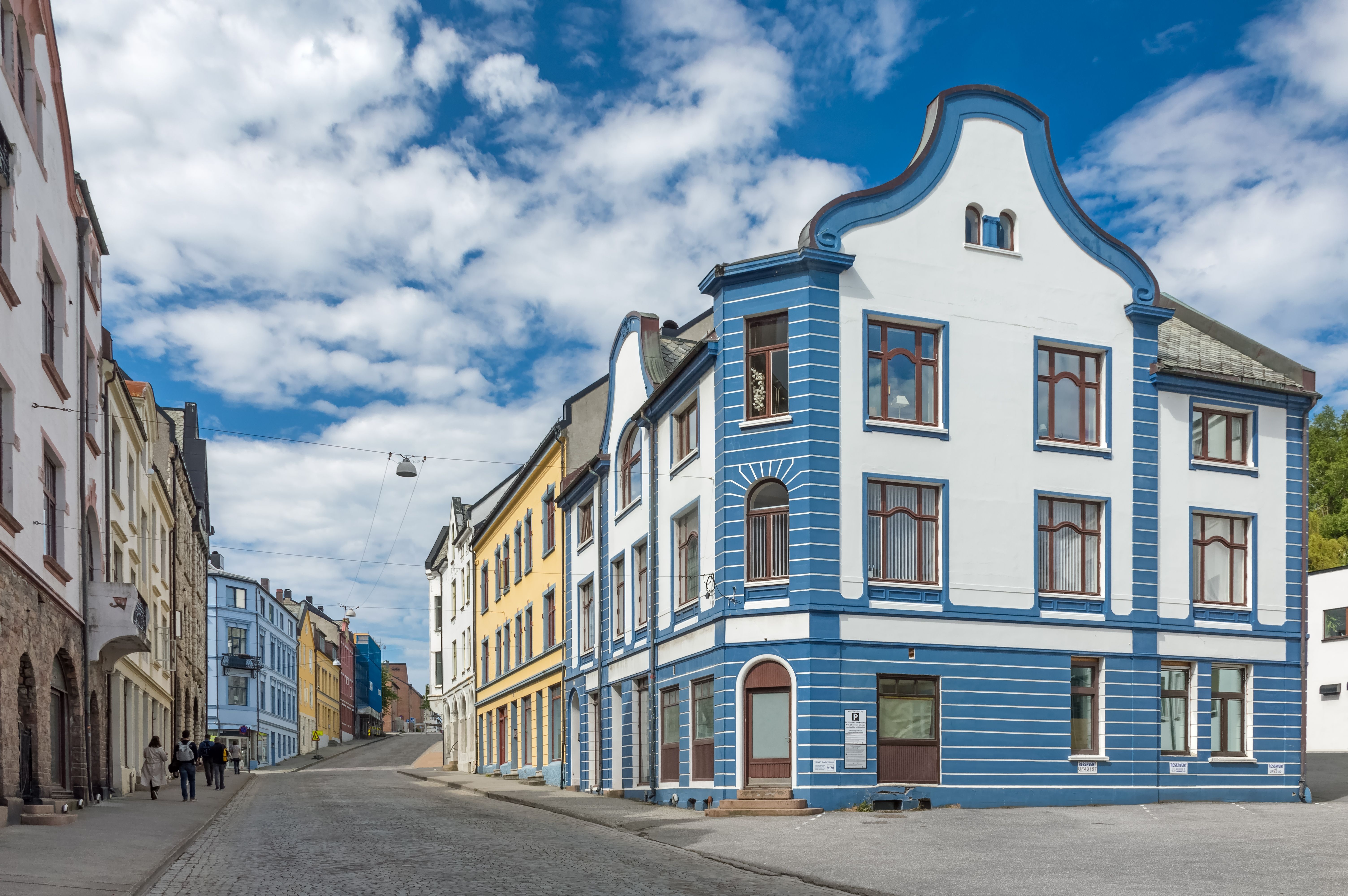 Ålesund i Norge, der fargerike jugendstilbygninger ligger langs en rolig havn