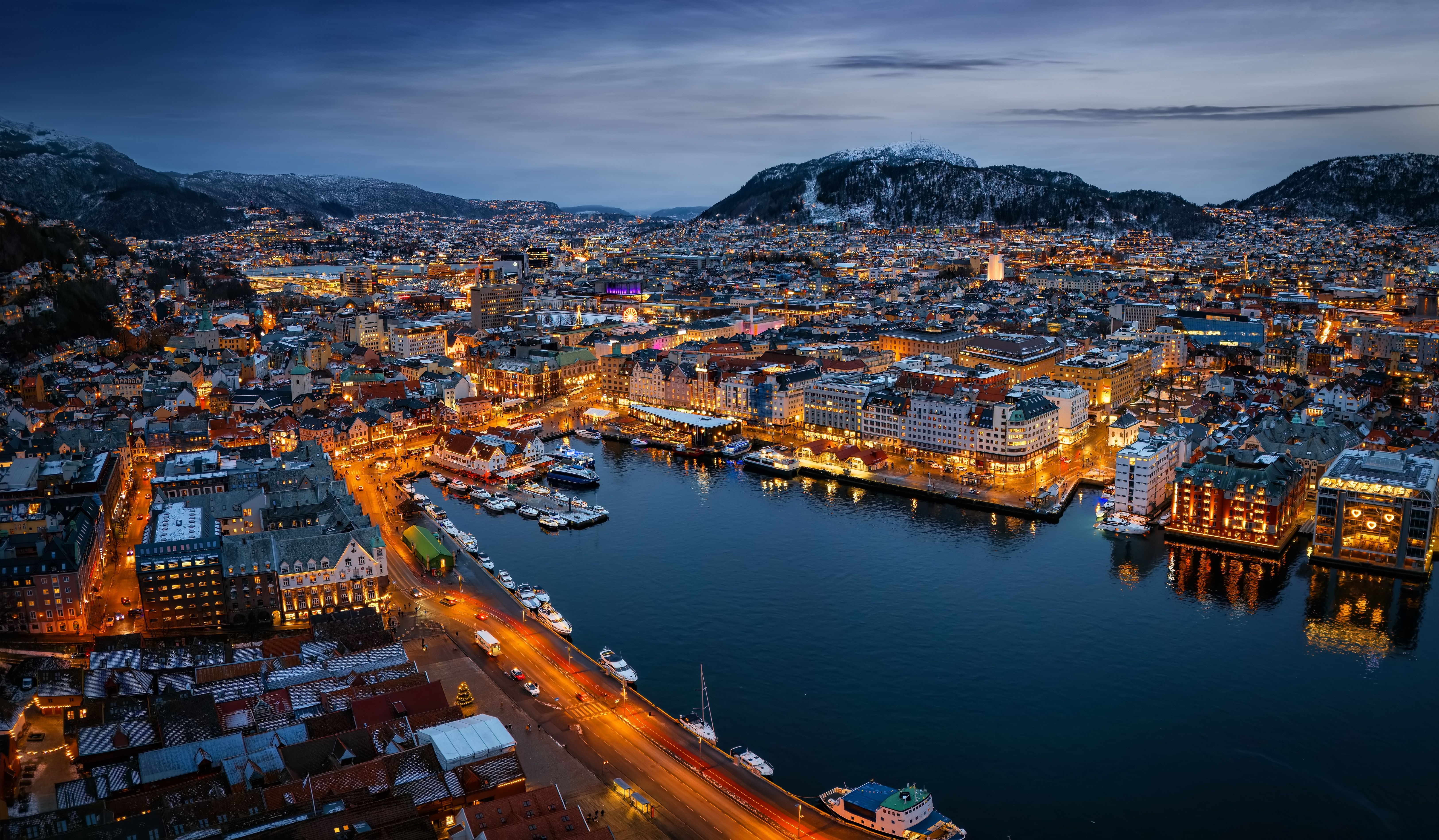 Bergen stad på natten