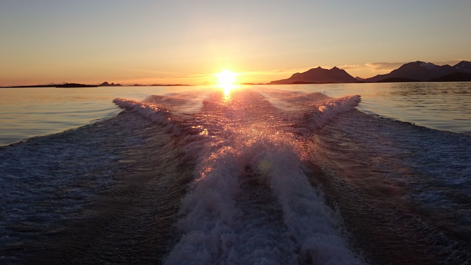 Bootsfahrt unter der Mitternachtssonne in Nordnorwegen