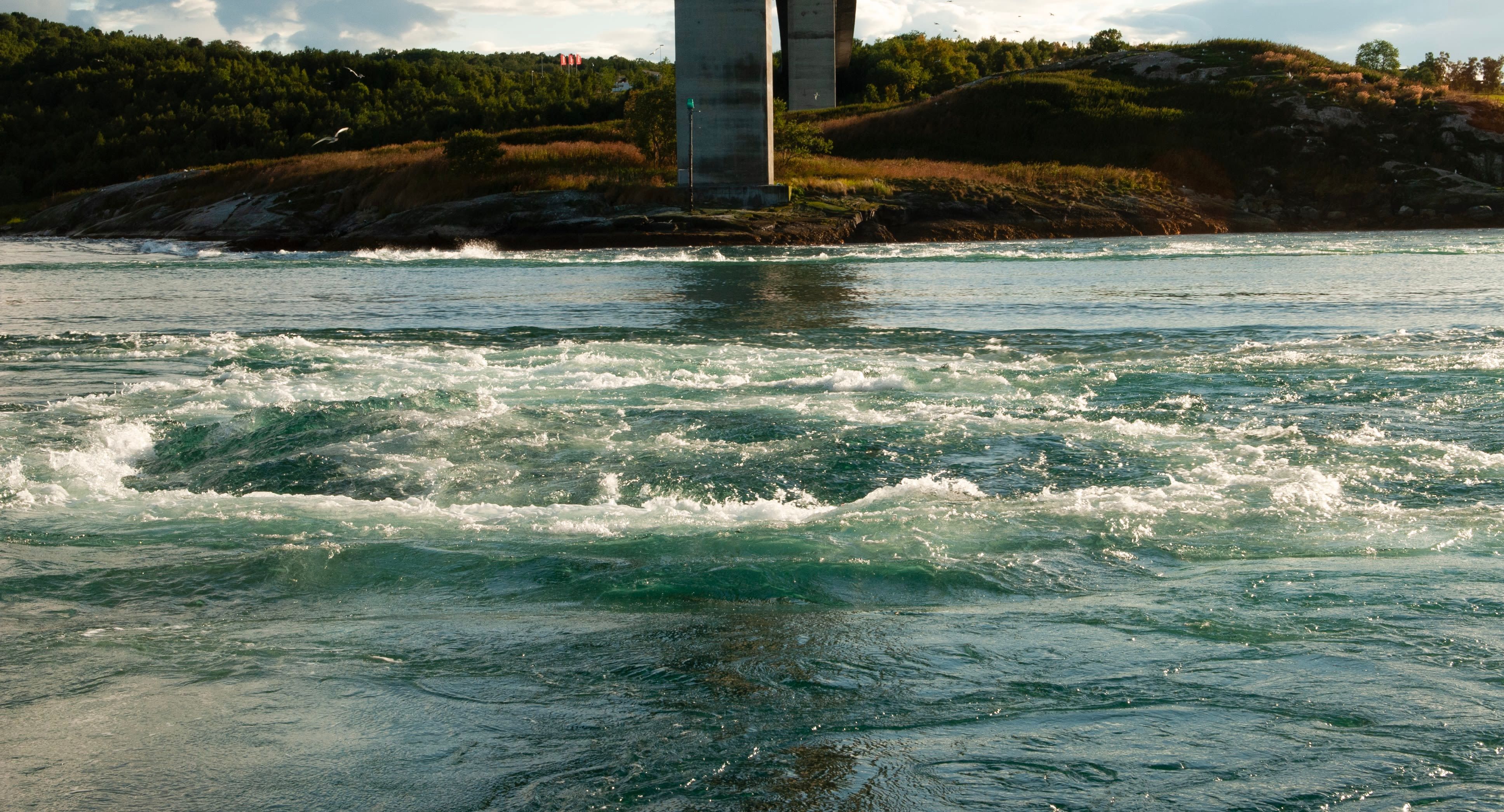 Virvlende stryk og små malstrømmer i Saltstraumen under broen ved Bodø, Norge