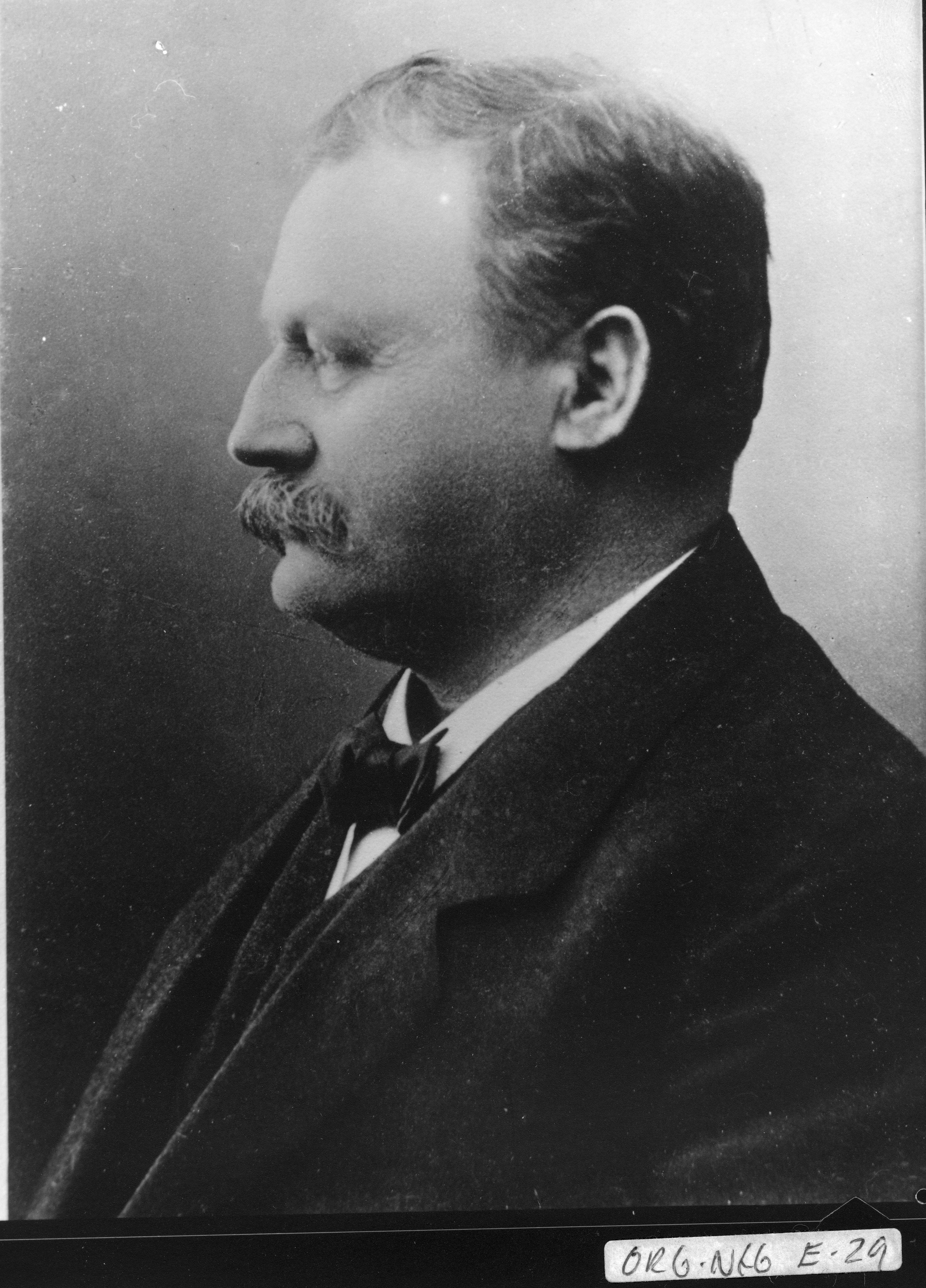 Historisk svart-hvitt-portrett av kaptein Richard With, grunnleggeren av Hurtigruten, hvis visjon etablerte Norges ikoniske kystrute i 1893.