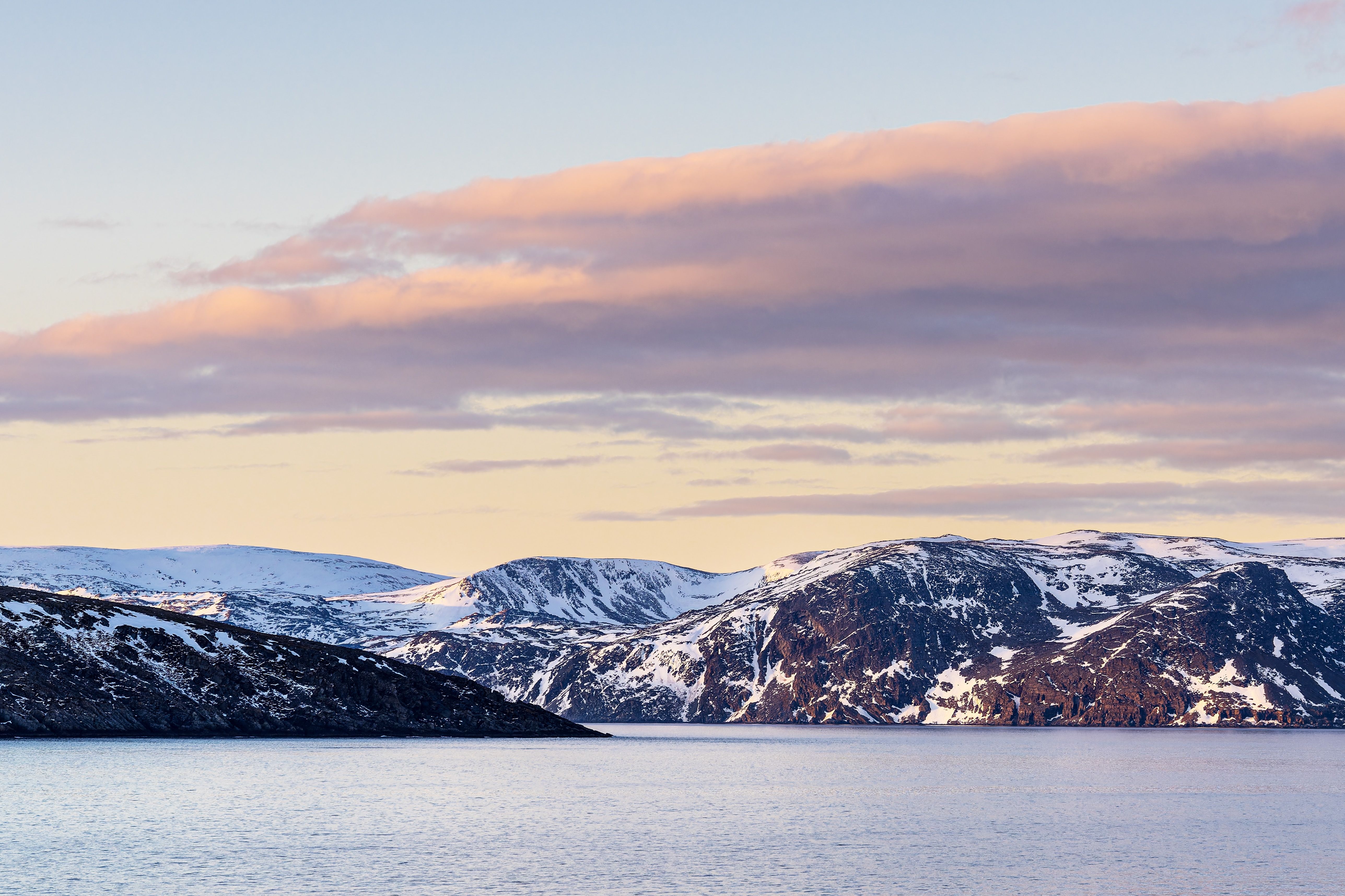 Berge, Felsen und Wolken im Winter nahe Havøysund in Norwegen.