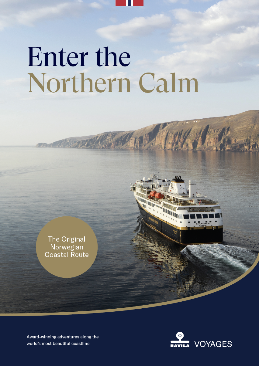Forsiden av Havila Voyages-brosjyren som viser et kystcruiseskip som seiler langs Norges dramatiske kystlinje, med overskriften «Enter the Northern Calm».