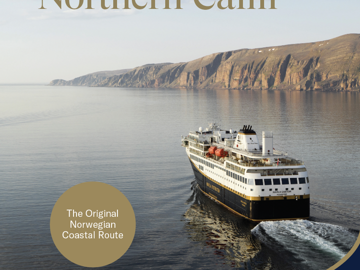 Forsiden av Havila Voyages-brosjyren som viser et kystcruiseskip som seiler langs Norges dramatiske kystlinje, med overskriften «Enter the Northern Calm».