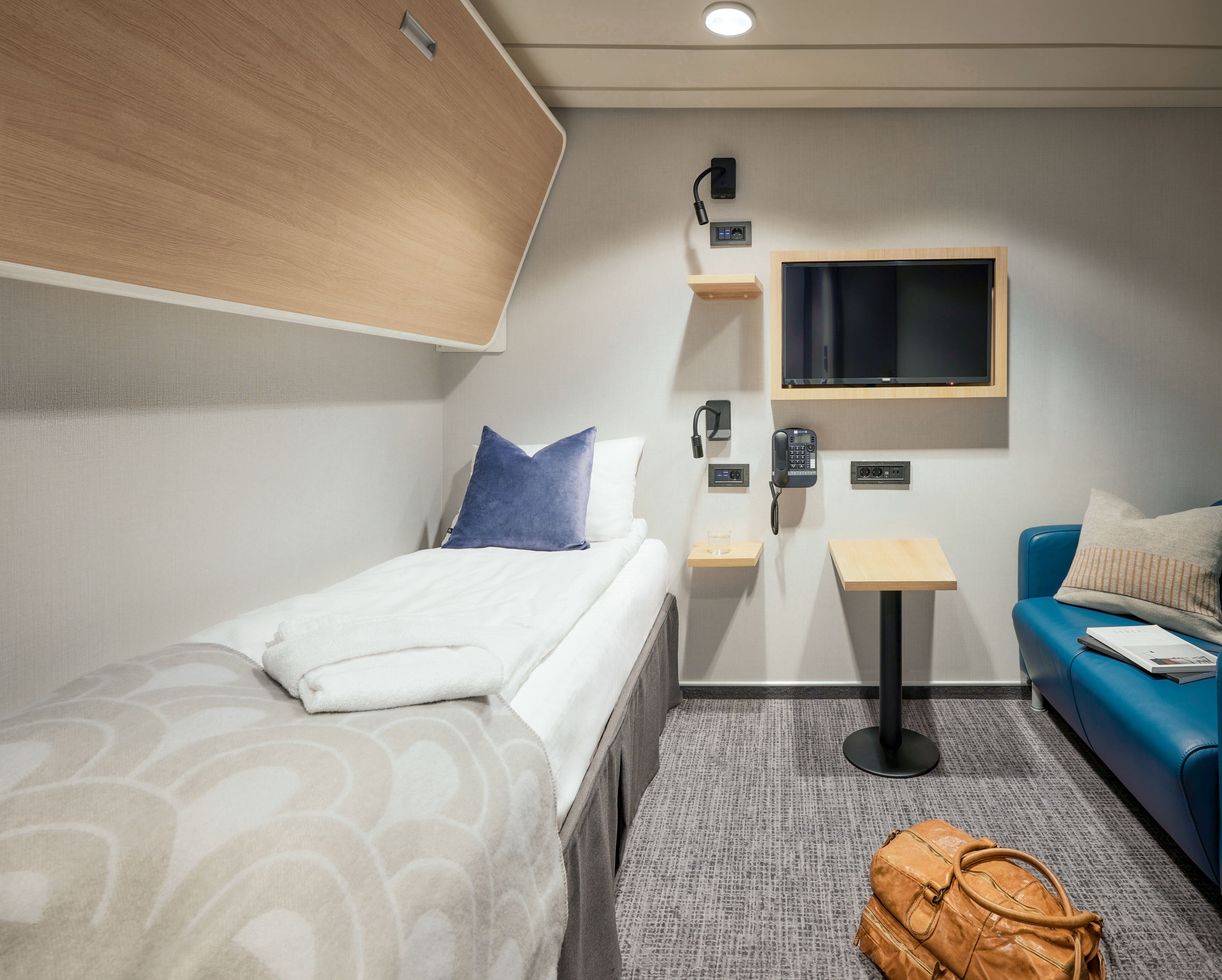 Komfortable Innenkabine (INT) mit Einzelbett auf Havila Voyages, mit cleverem, platzsparendem Design.