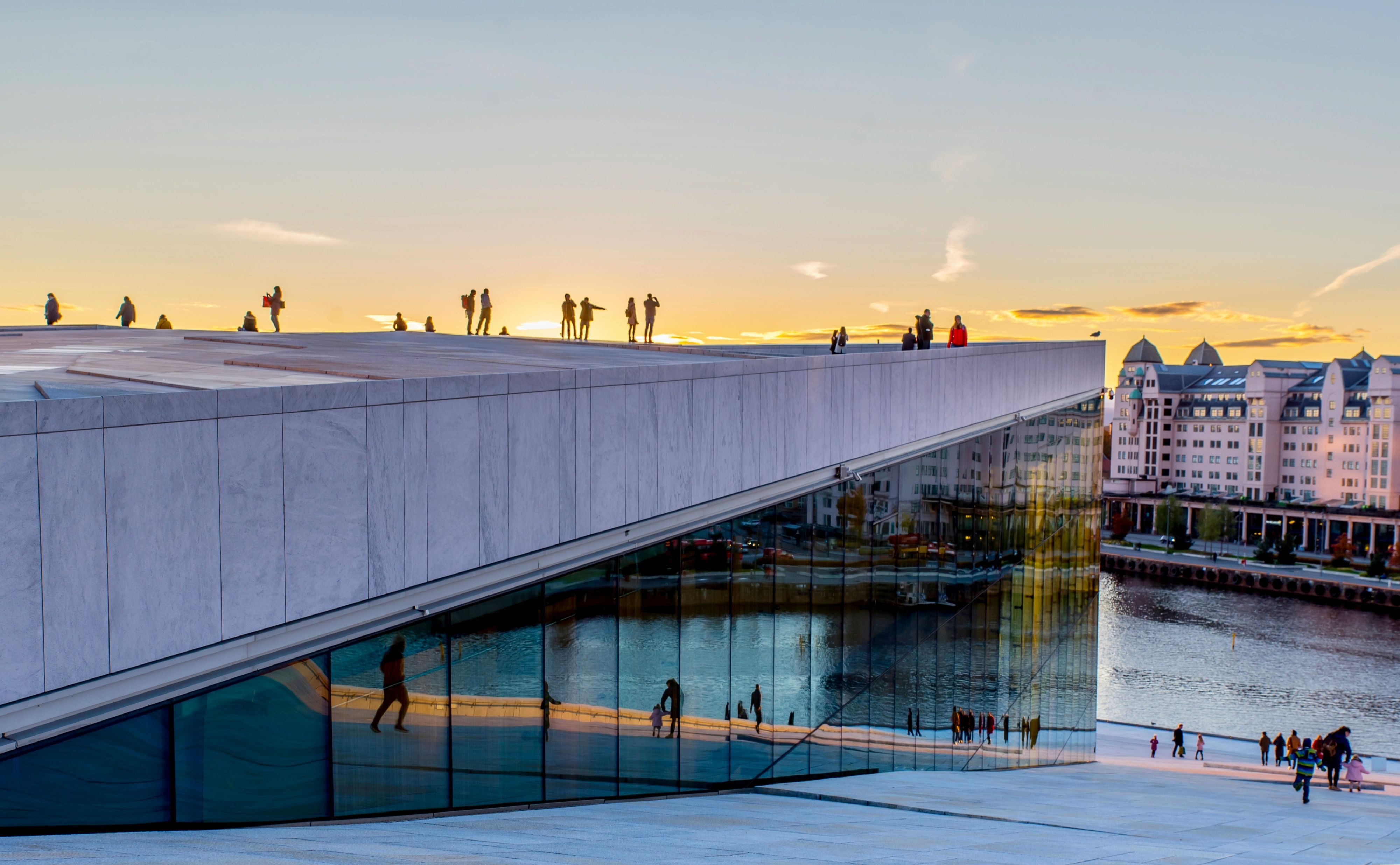 Moderne Uferpromenade in Oslo mit zeitgenössischer Architektur, der Oper von Oslo und dem Oslofjord, die Norwegens lebendige Hauptstadt zeigt.