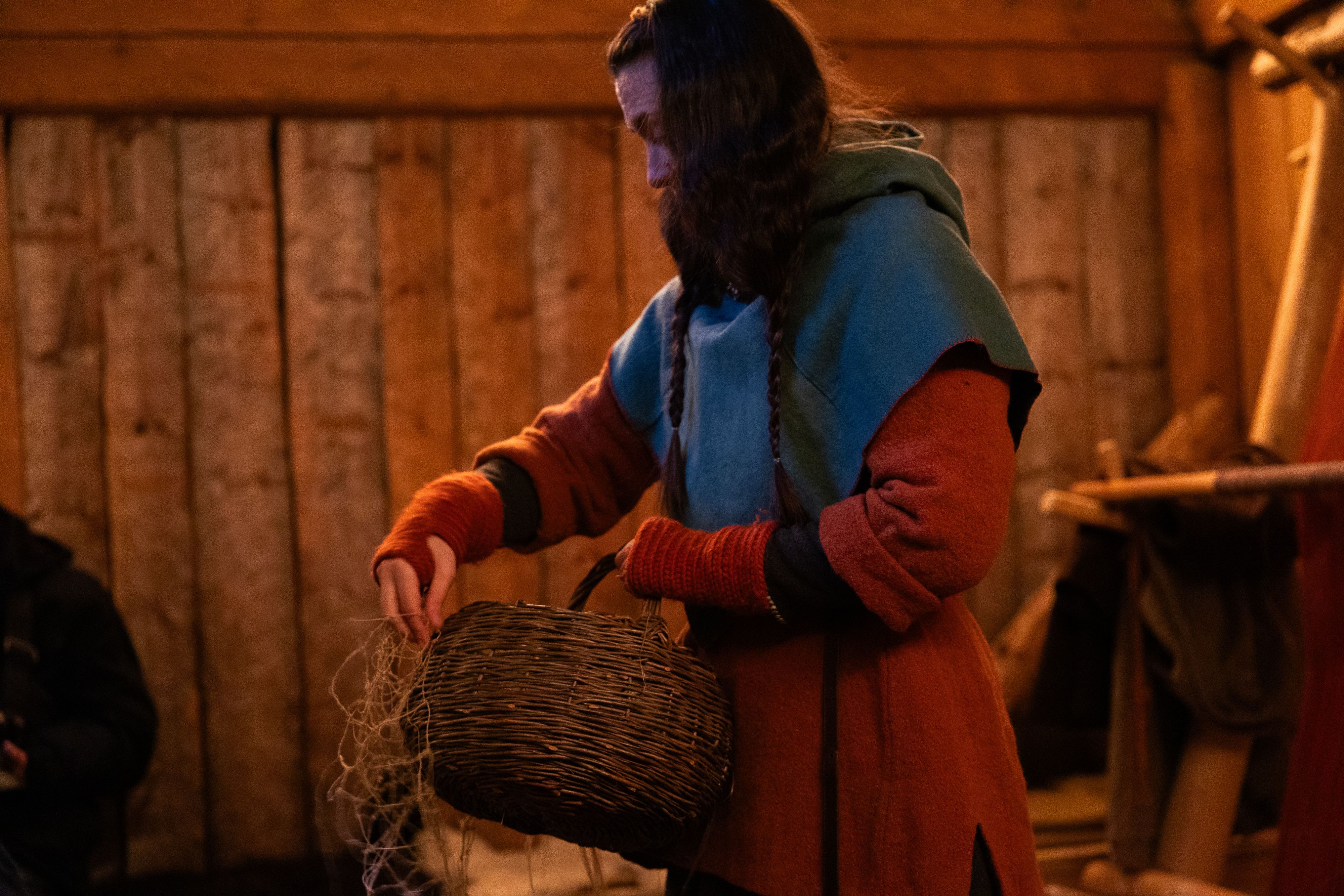 jente i vikingklær
