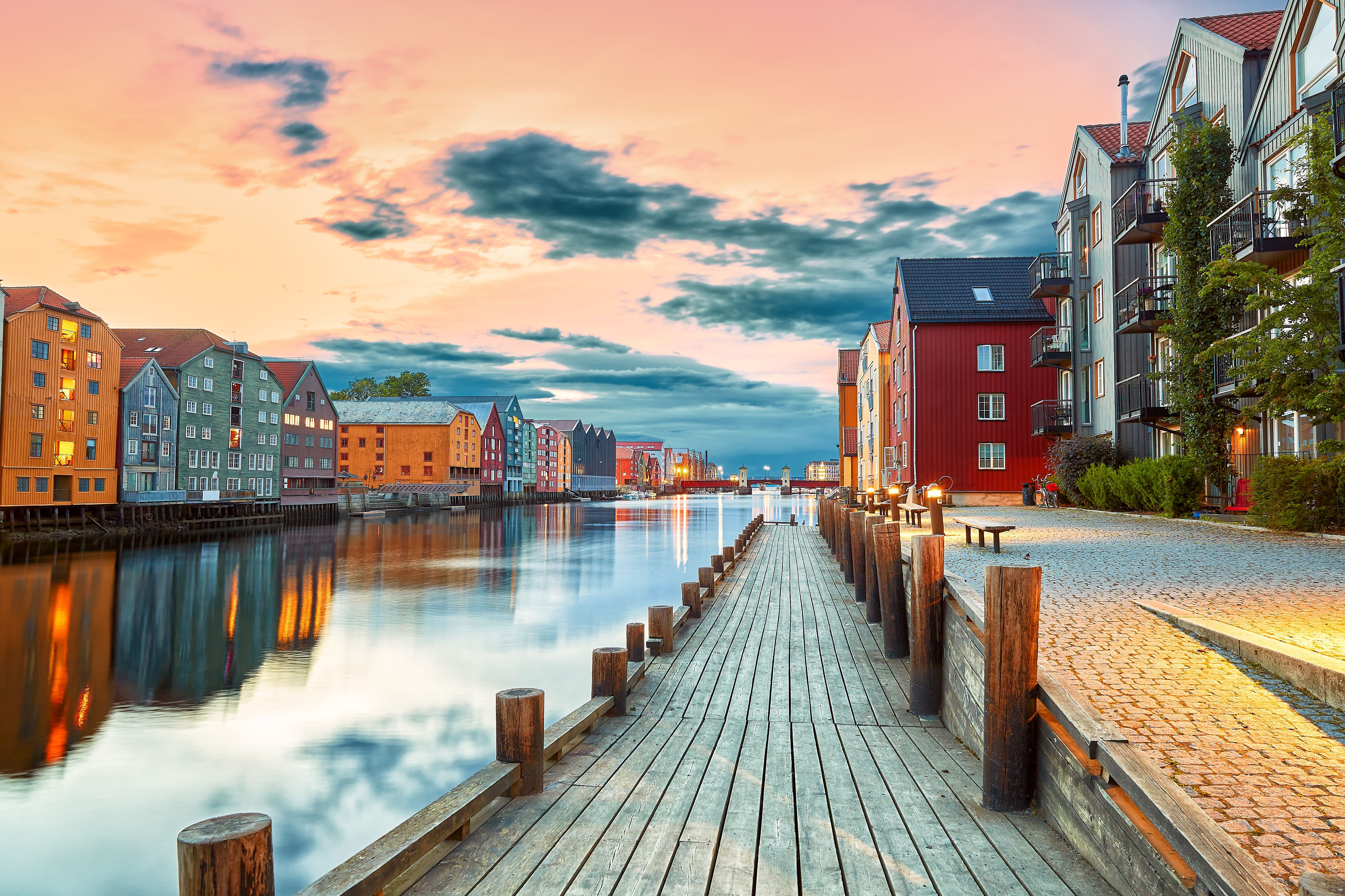 Solnedgång över floden Nidelva i Trondheim, Norge