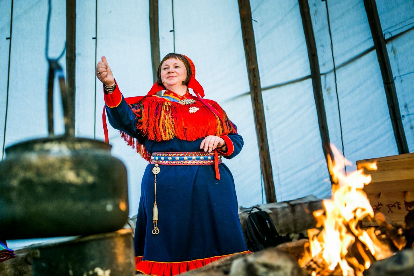 Sámi-Traditionen am Feuer in einem traditionellen Lavvu teilen