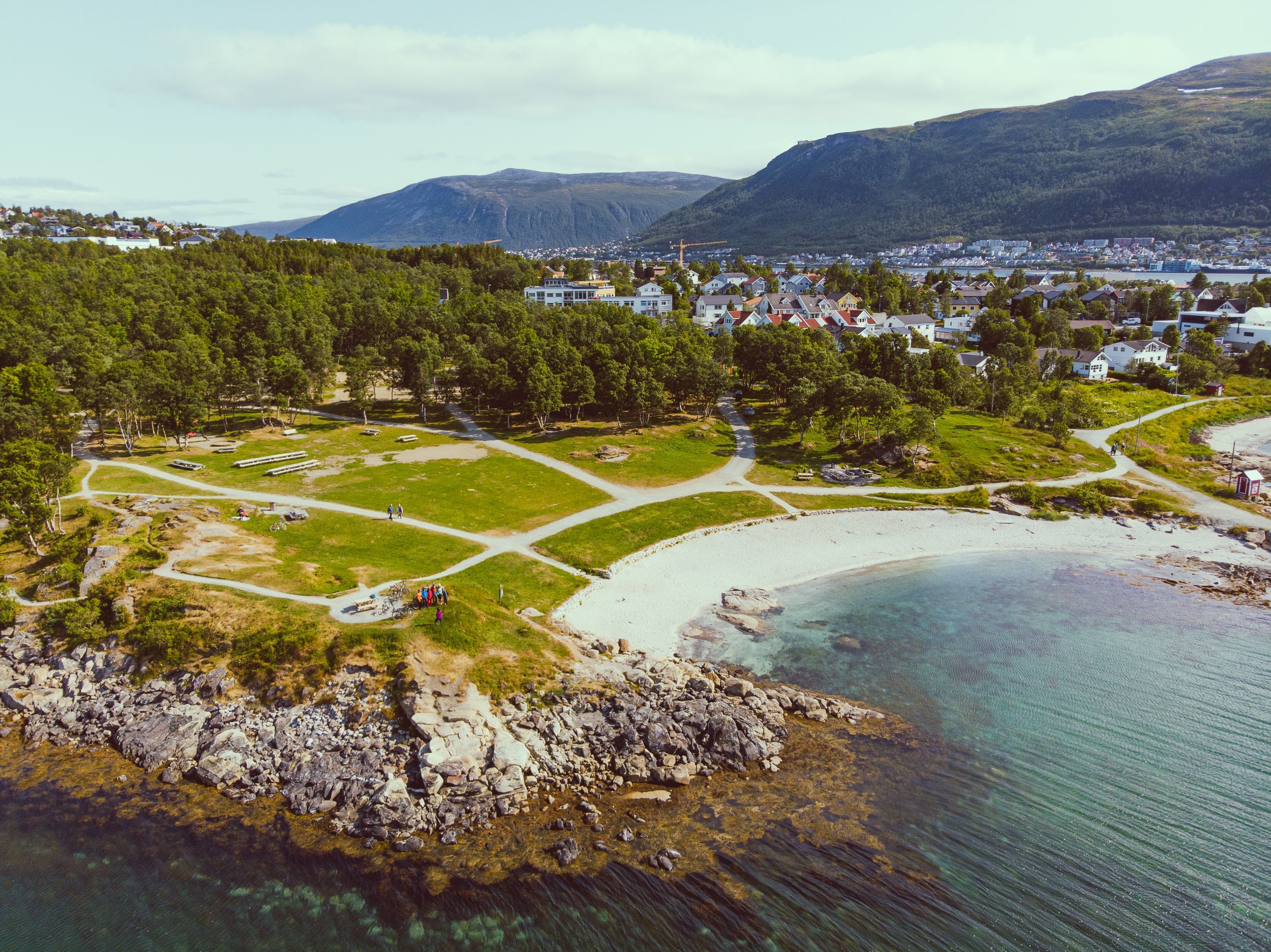 Fugleperspektiv over Telegrafbukta strand og kystpark i Tromsø, et naturskjønt stopp på en guidet elsykkeltur.