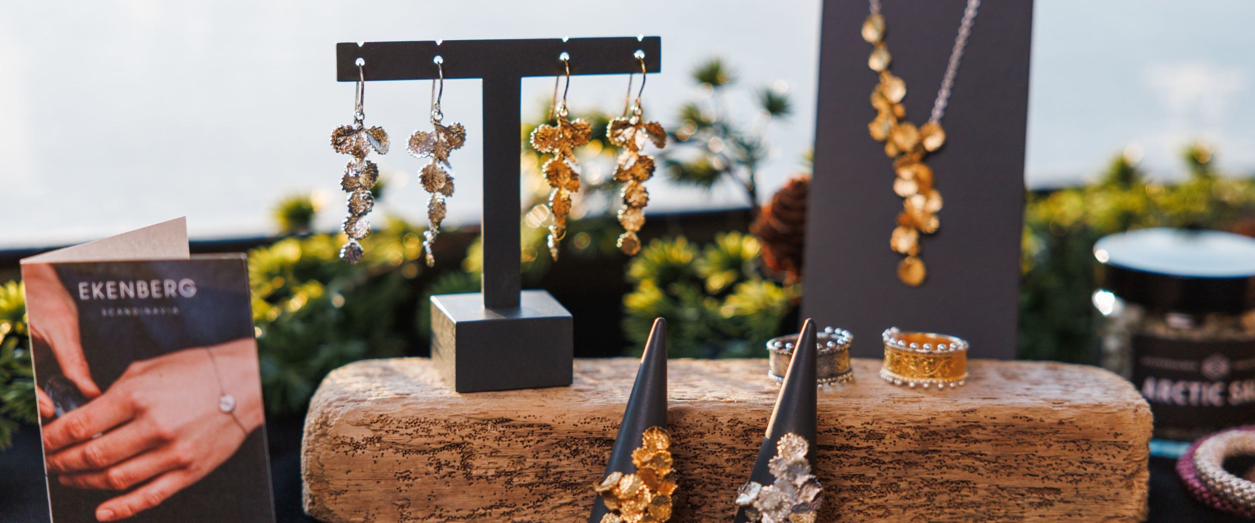 Handgefertigter norwegischer Schmuck – Ringe, Ohrringe und Halsketten – ausgestellt im Havila-Bordshop.