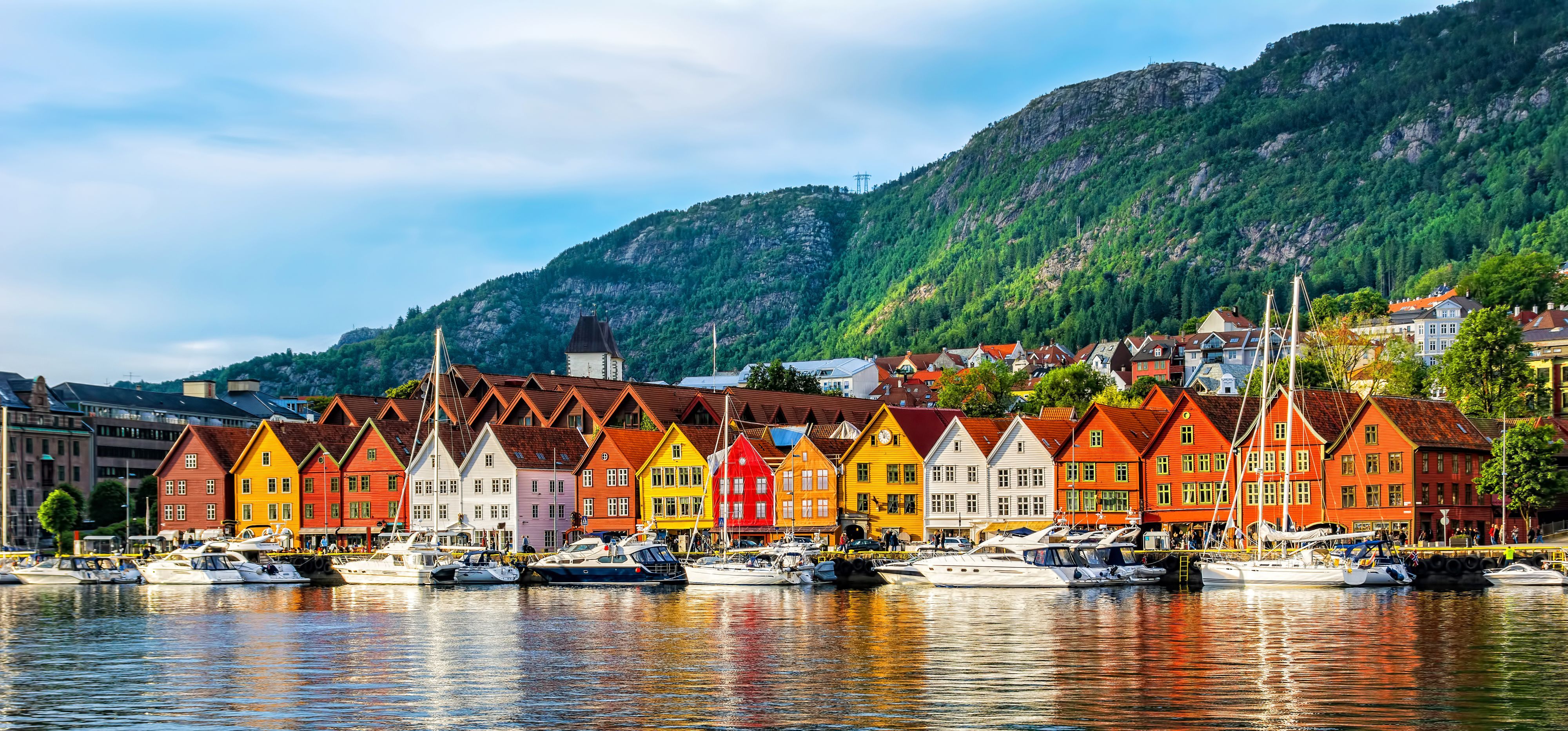 Die farbenfrohe Bryggen-Uferpromenade mit historischen hanseatischen Häusern und Booten in Bergen, Norwegen.