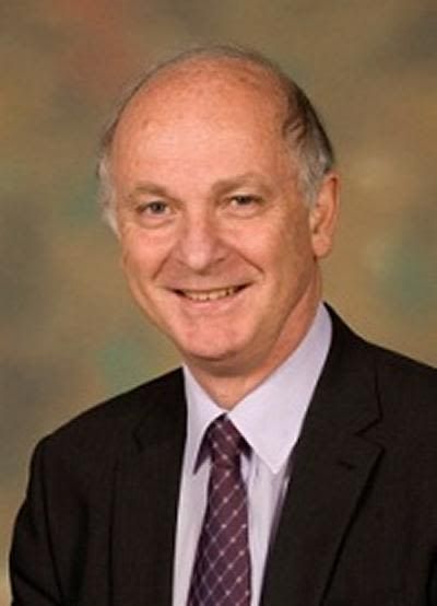 Porträtt av professor Richard Holdaway, rymdforskare, teknolog, entreprenör och gästföreläsare på Havila Voyages astronomikryssning längs den norska kusten.