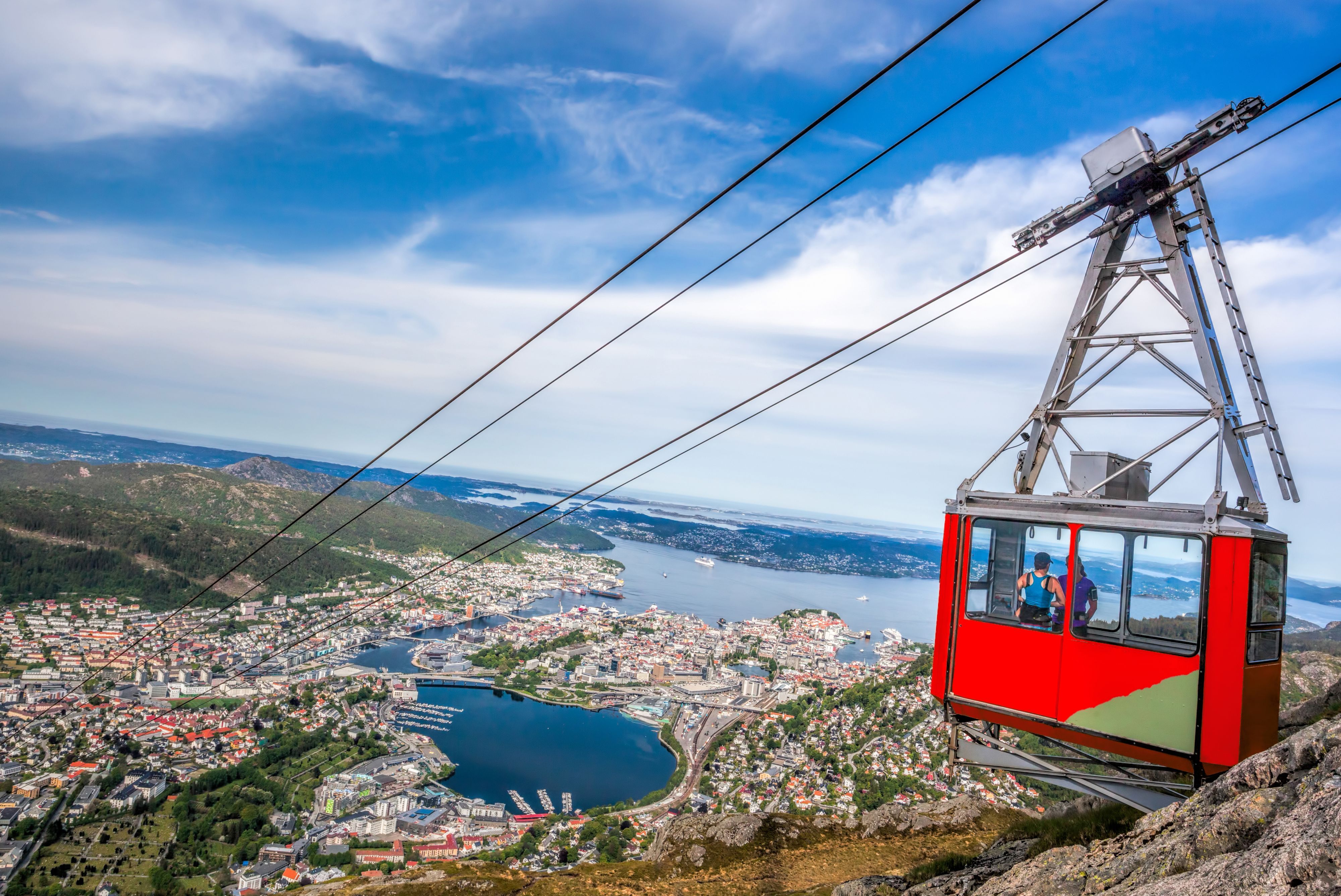 Seilbahn, die auf den Berg Ulriken fährt und einen Panoramablick über Bergen und die umliegenden Fjorde bietet.