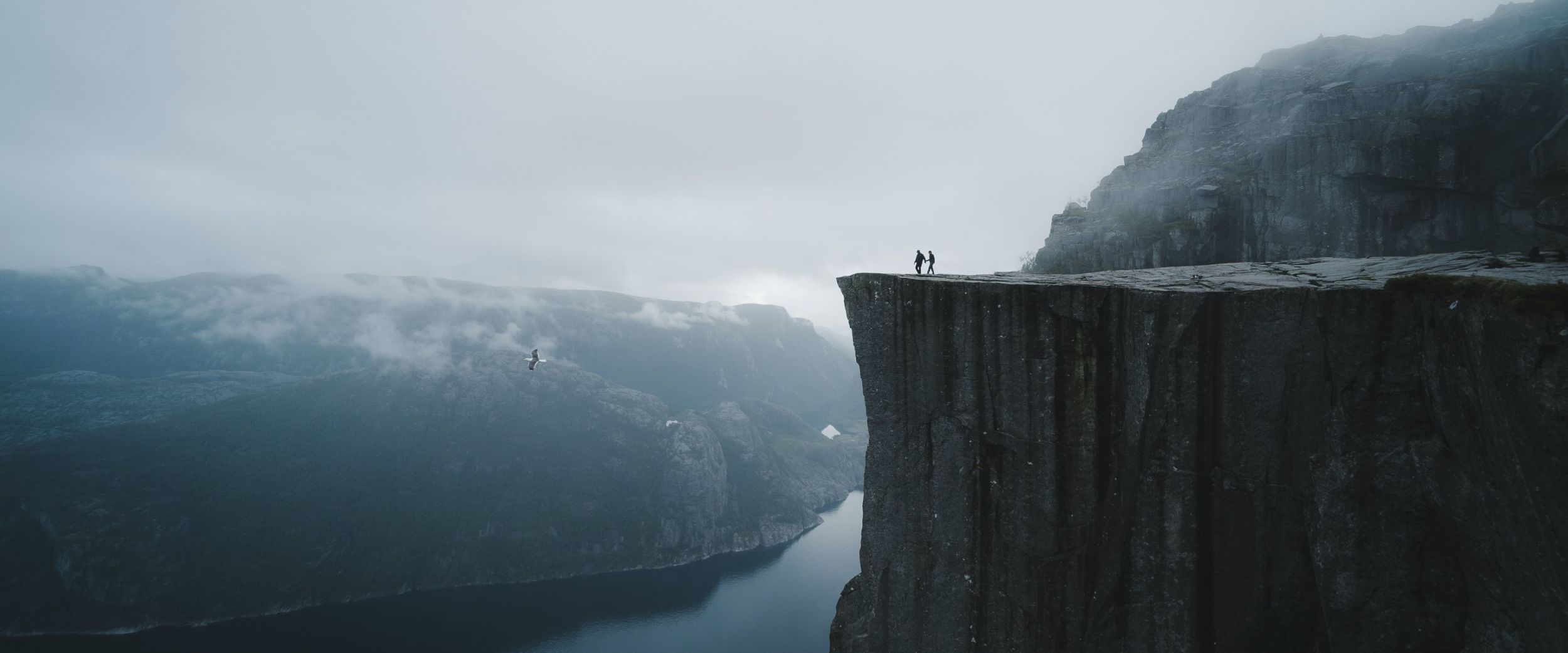 Dramatische norwegische Küstenklippen und Berge mit Blick auf das Meer in Nordnorwegen.