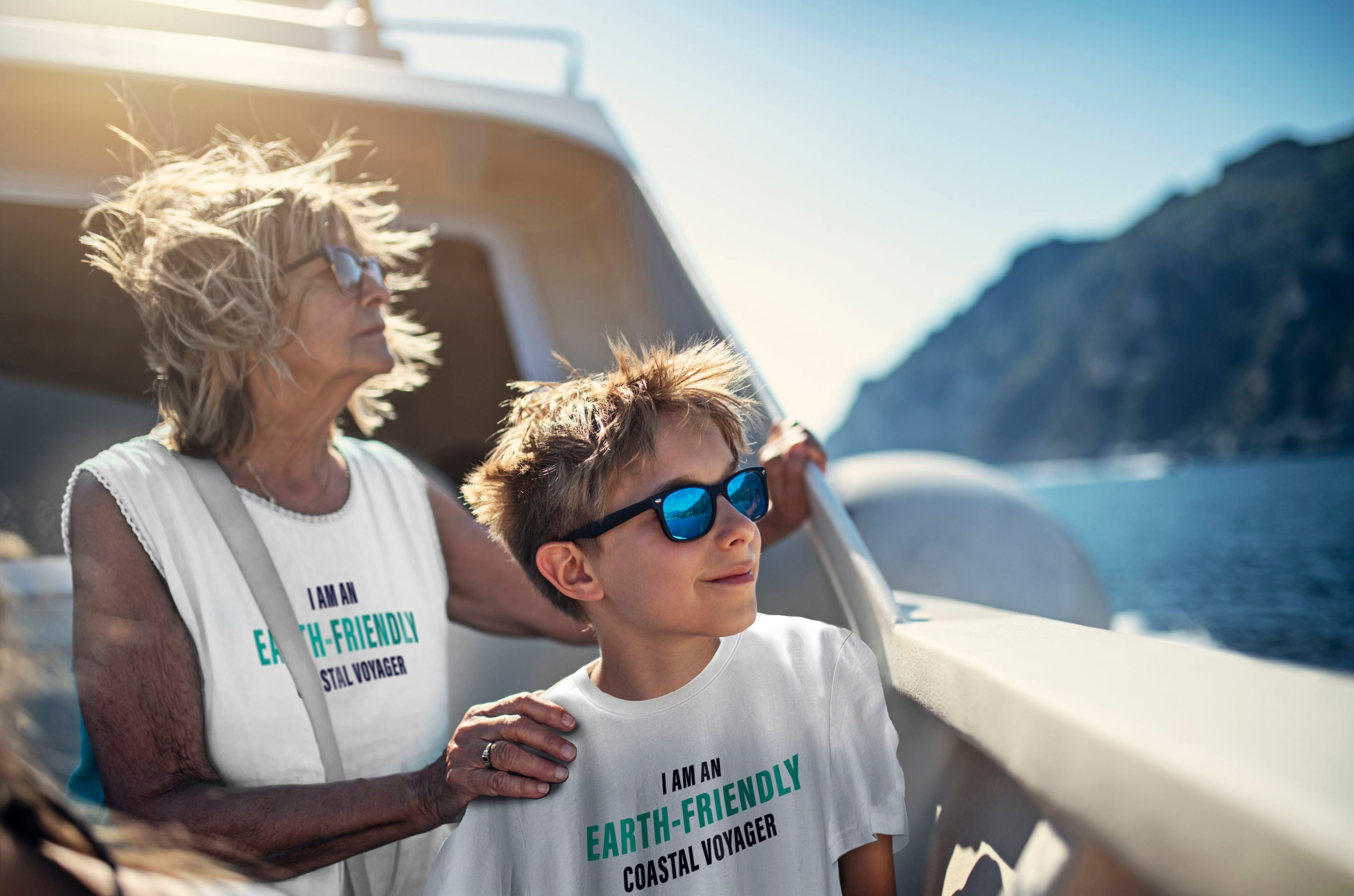 Gjester iført Eco-Voyager-program T-skjorter nyter utsikten fra dekket på et kystcruiseskip fra Havila Kystruten, og fremmer bærekraftig reise langs norskekysten.