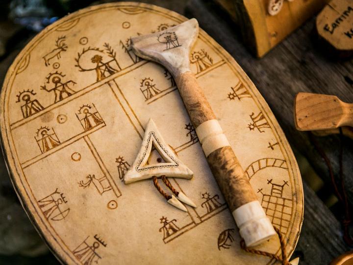 Traditionelles samisches Duodji-Kunsthandwerk und Schnitzerei