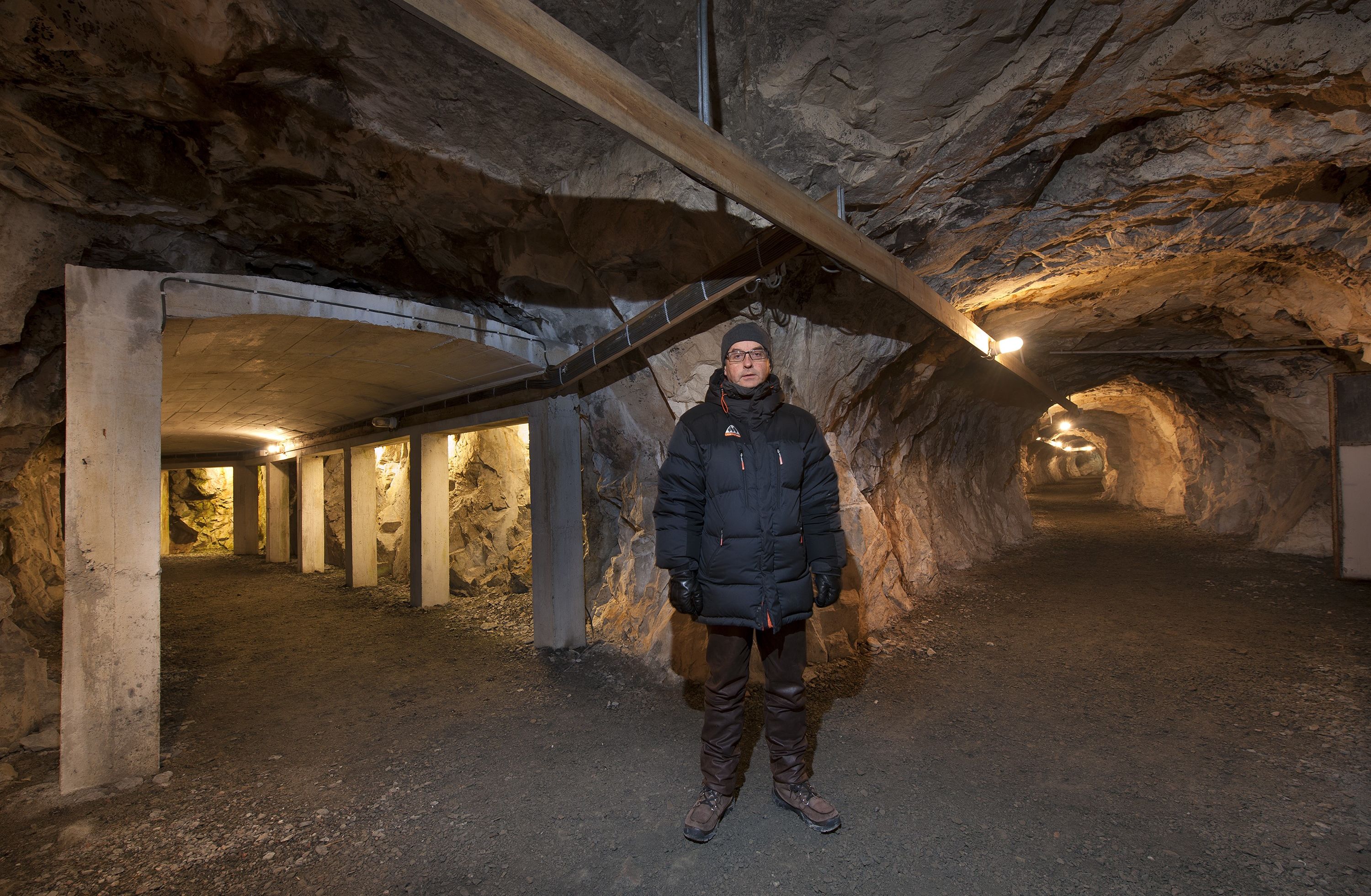 Besökare som utforskar krigstidsbunkern Andersgrotta i Kirkenes i norra Norge.