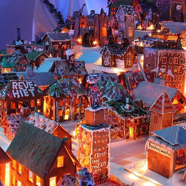 Bergens berømte Pepperkakeby, med opplyste, håndlagde pepperkakehus og festlige juledekorasjoner.