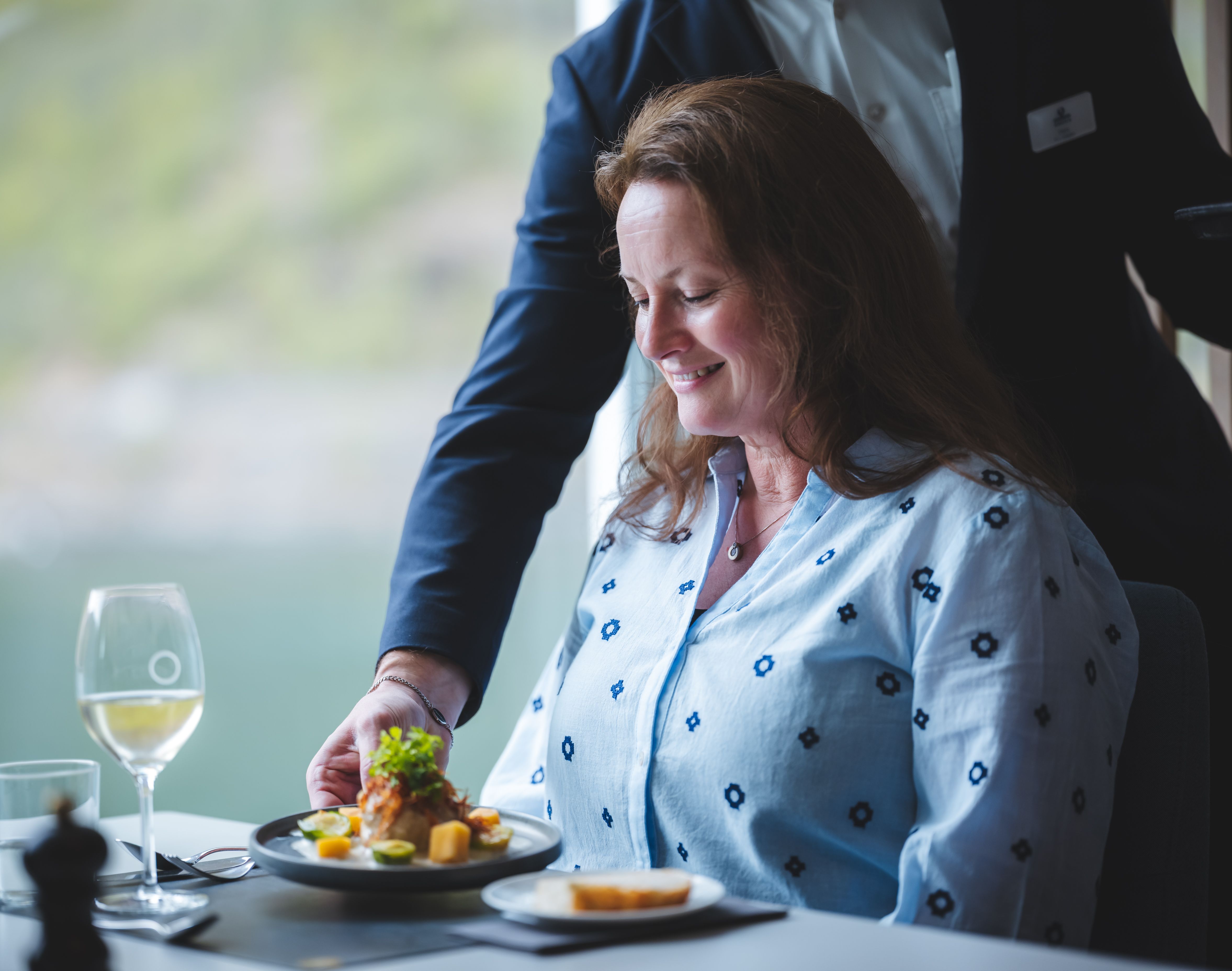 Måltid servert i restaurant om bord