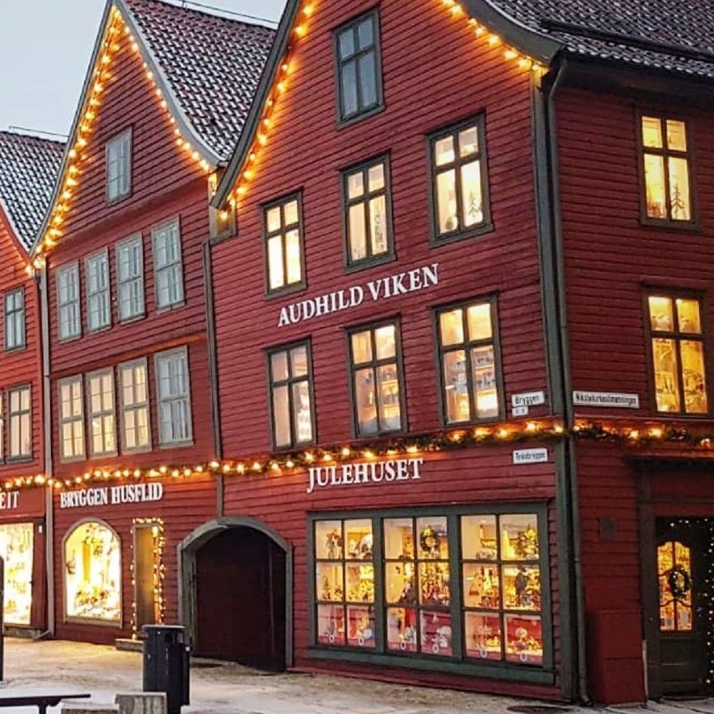 Festlig pyntede julehus og tradisjonelle butikker langs Bryggen i Bergen, Norge.