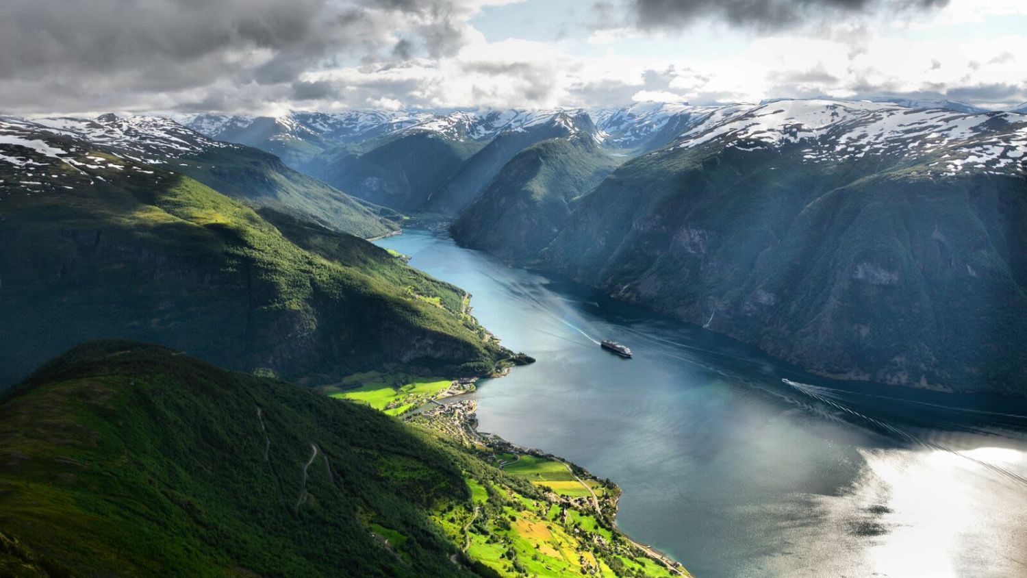 Luftpanorama des Nærøyfjords – UNESCO-Weltnaturerbe-Fjord, Norwegen