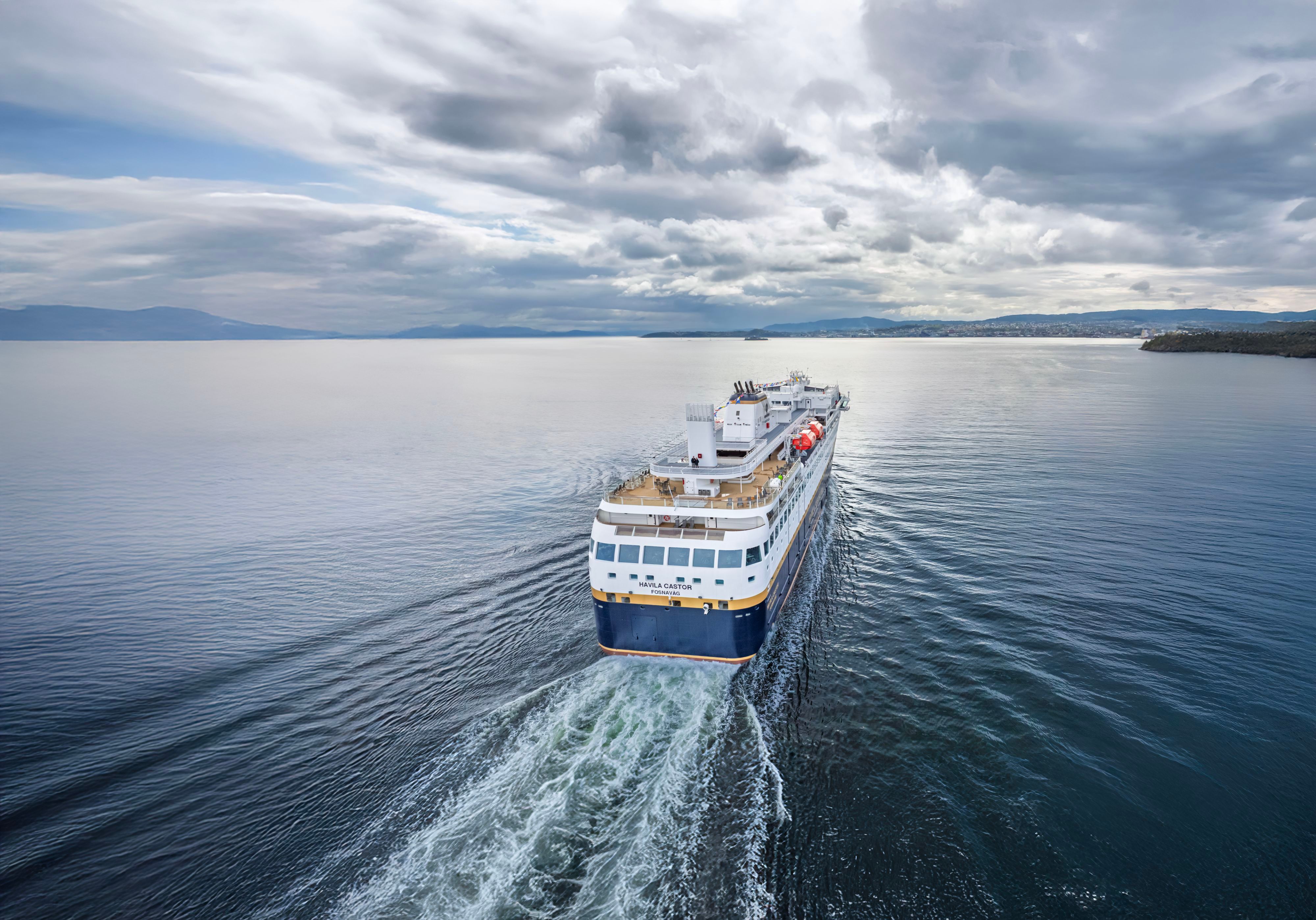Das Küstenkreuzfahrtschiff von Havila Voyages fährt von Bergen entlang der norwegischen Küste.