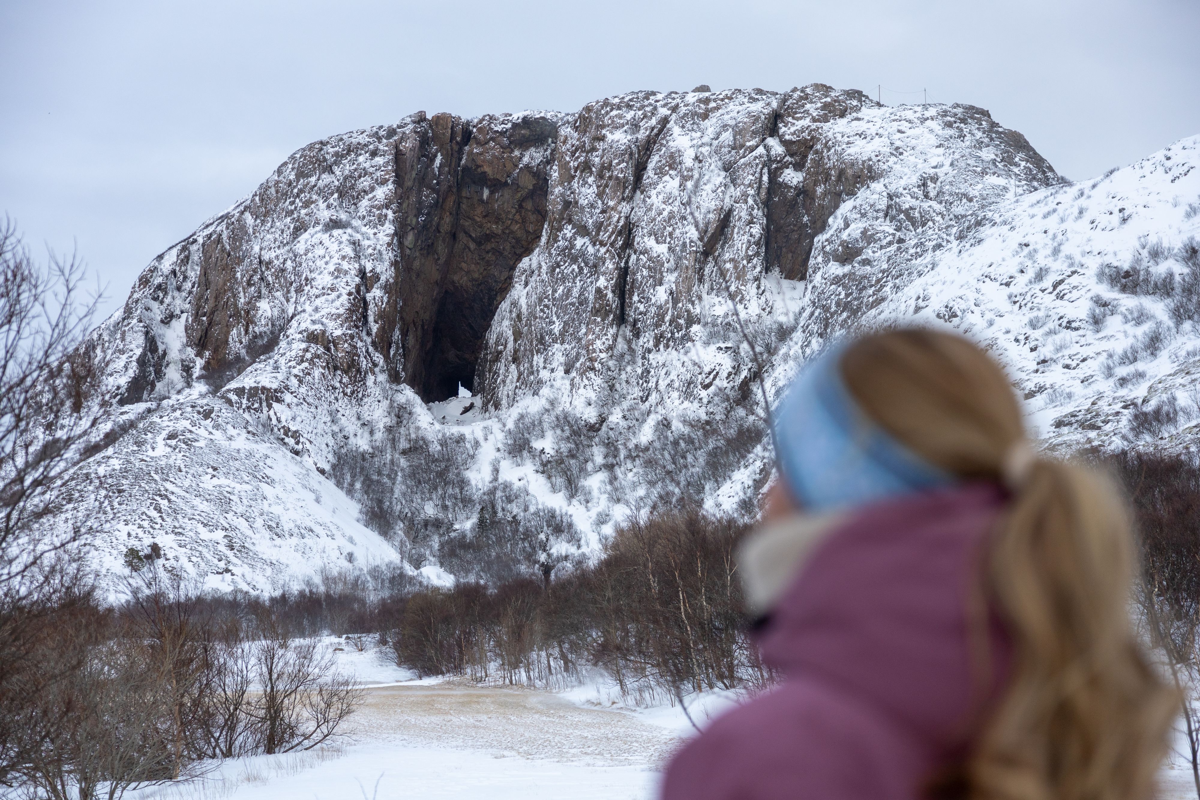 Gjest ser opp på Torghatten-fjellet i Brønnøysund, Norge