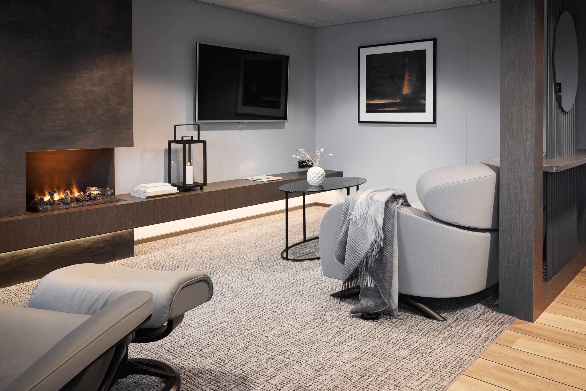Elegantes Suite-Wohnzimmer mit bequemen Sesseln, Kamin, großem Fernseher, Couchtisch und einem großzügigen, modernen Sitzbereich zum Entspannen.
