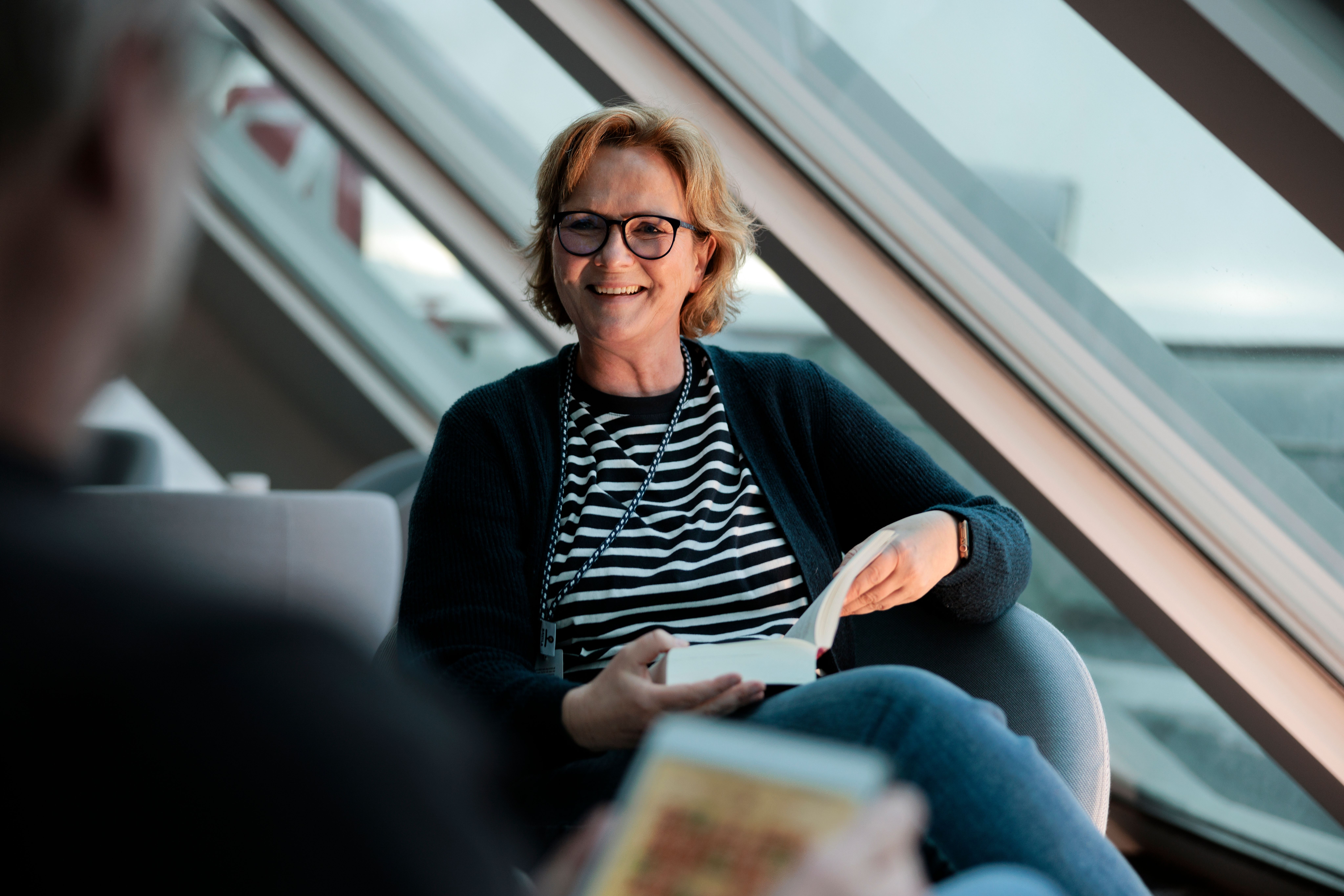 Frau, die ihren Partner beim Lesen eines Buches betrachtet