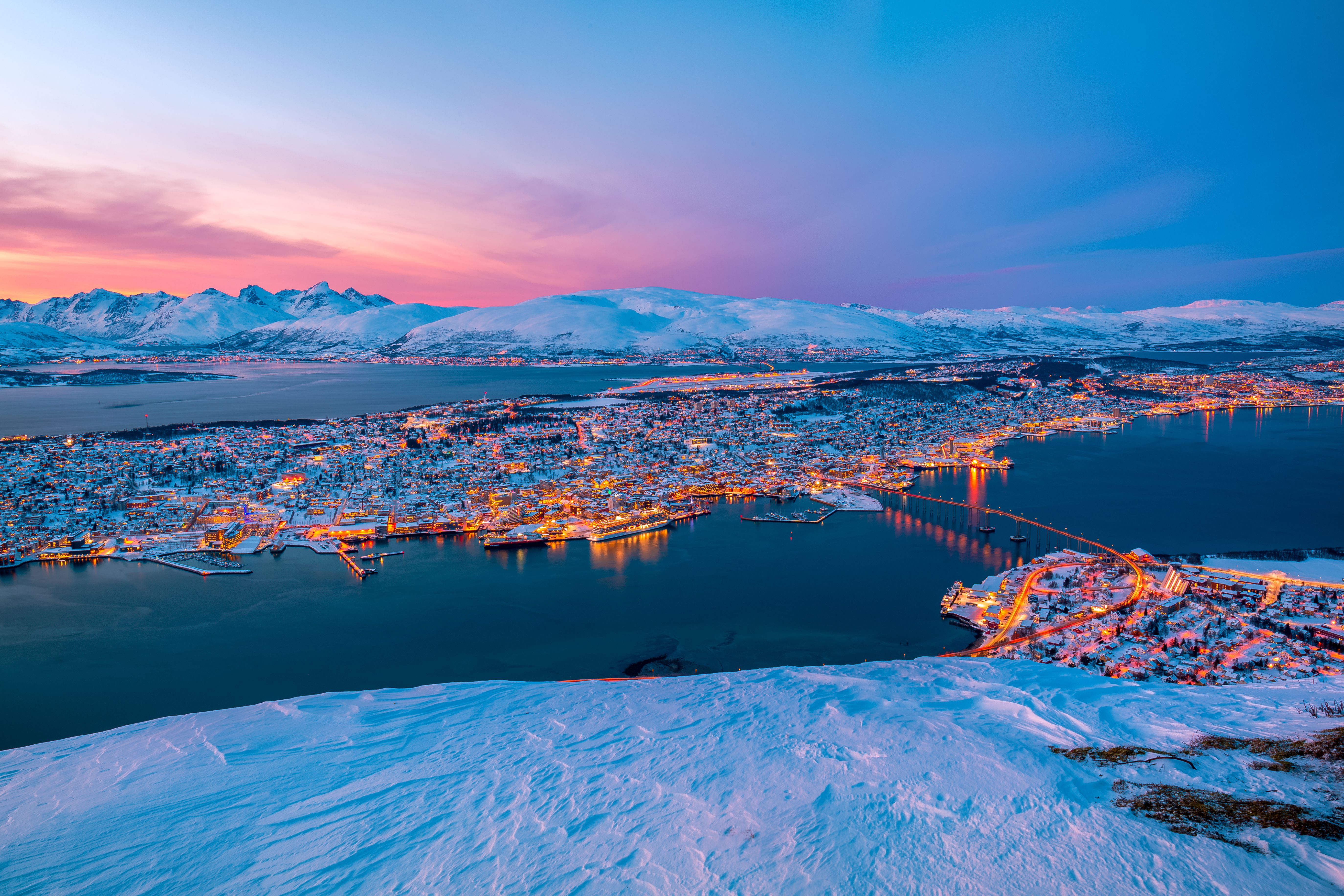 Byen Tromsø i Norge om vinteren i blåtimen