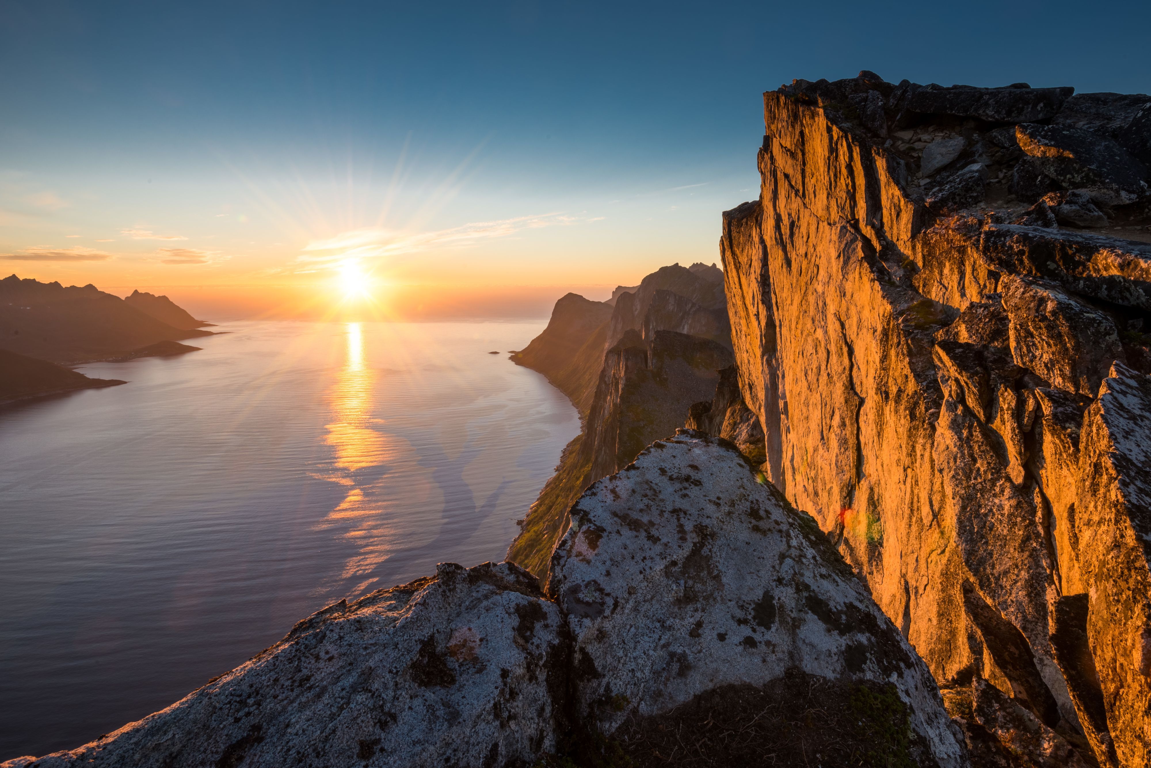 Midnattssol över bergslandskap i Finnsnes, Norge