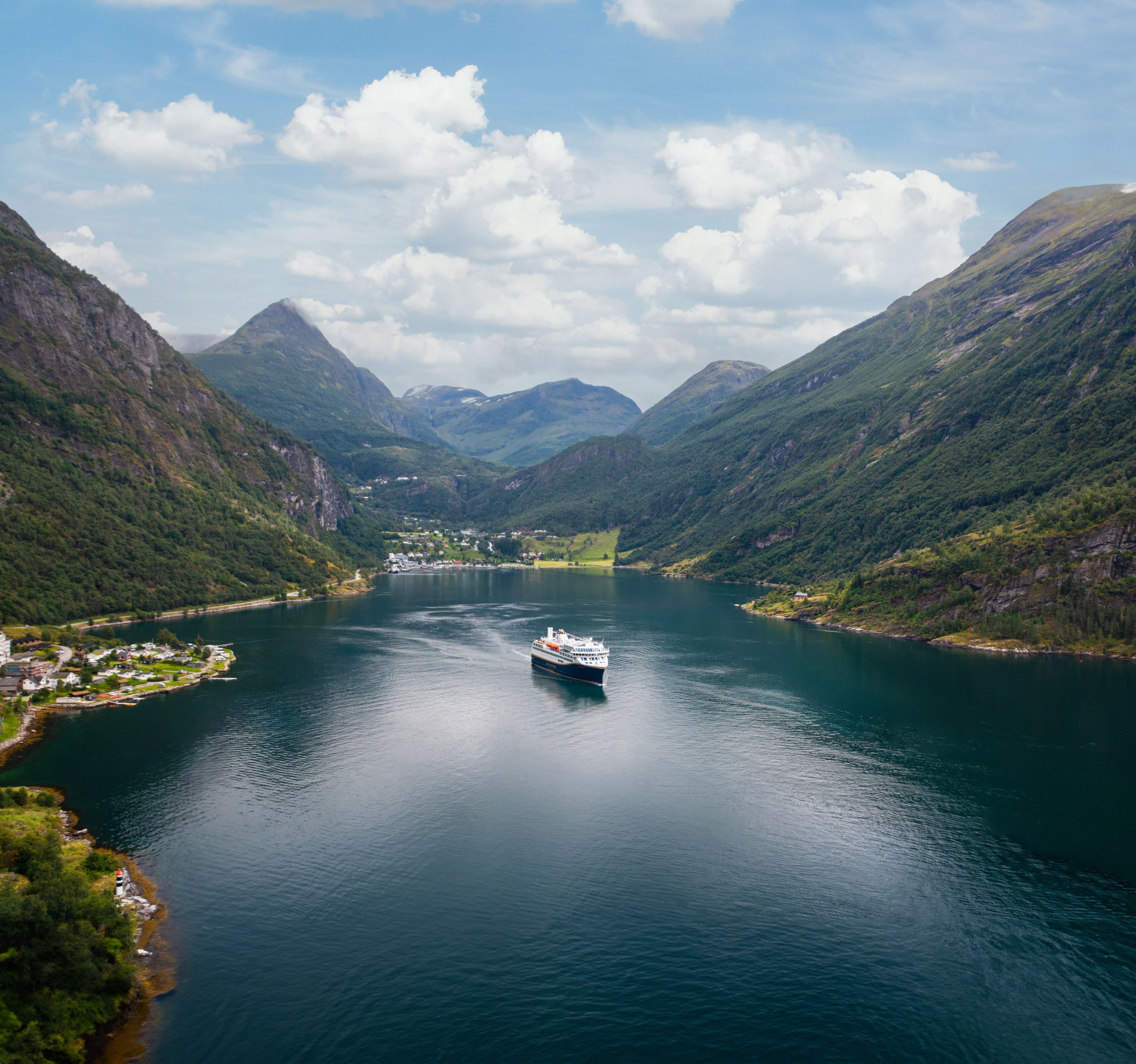 Steile Felshang-Bauernhöfe mit Blick auf den zum UNESCO-Welterbe gehörenden Geirangerfjord in Westnorwegen.