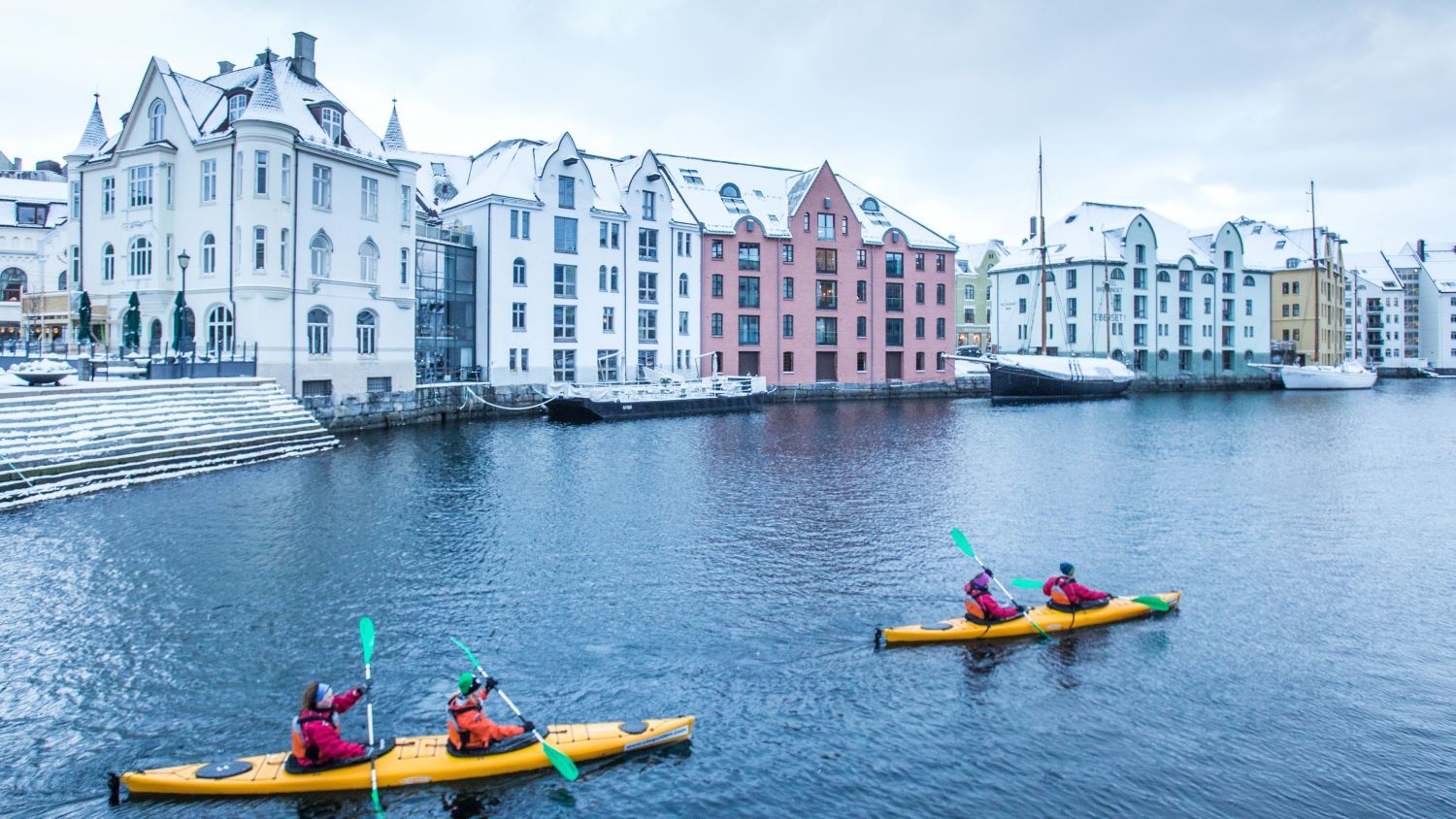 Gjester som padler kajakk i Ålesund
