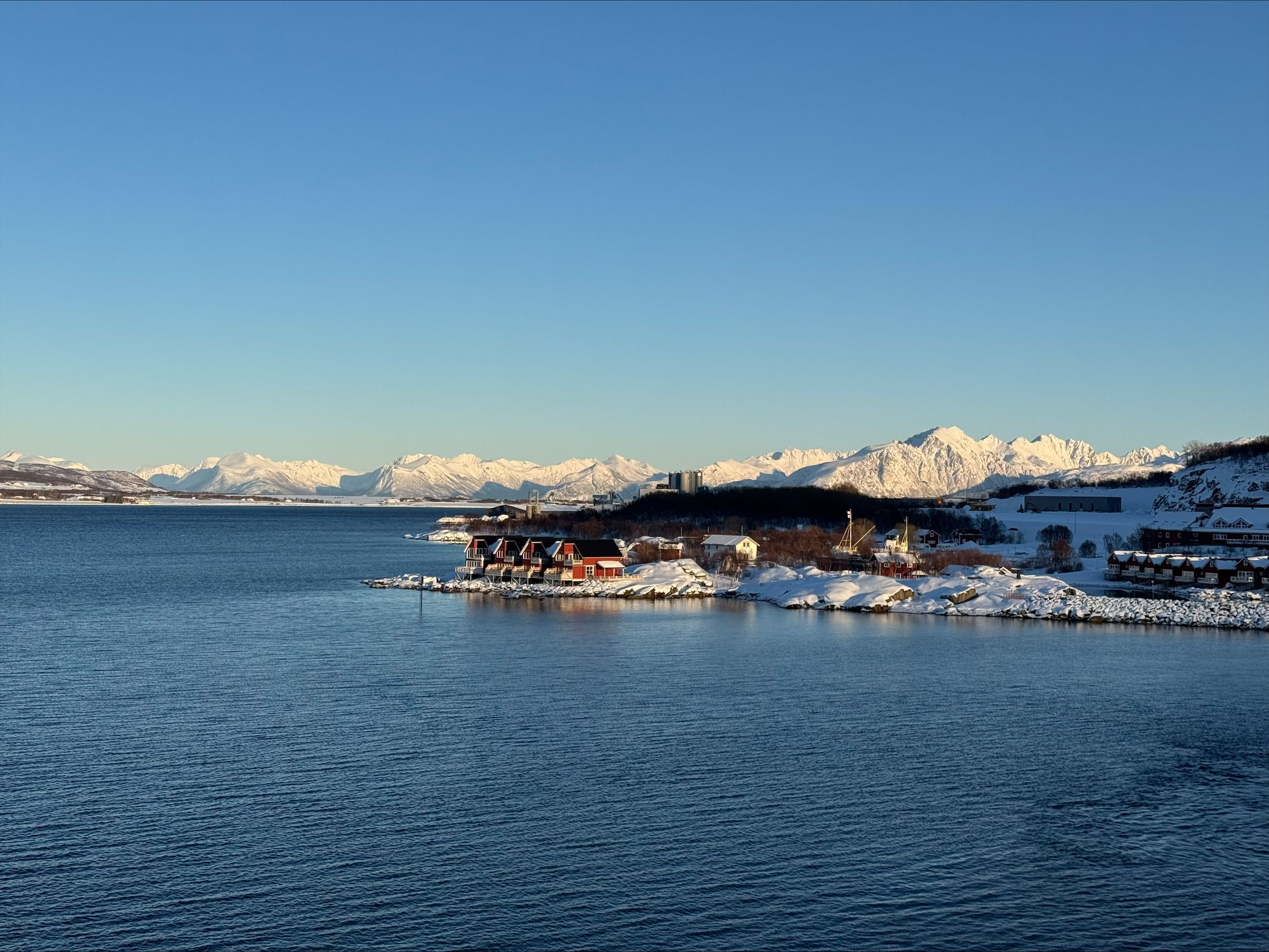 Vy över hus i vinterlandskap