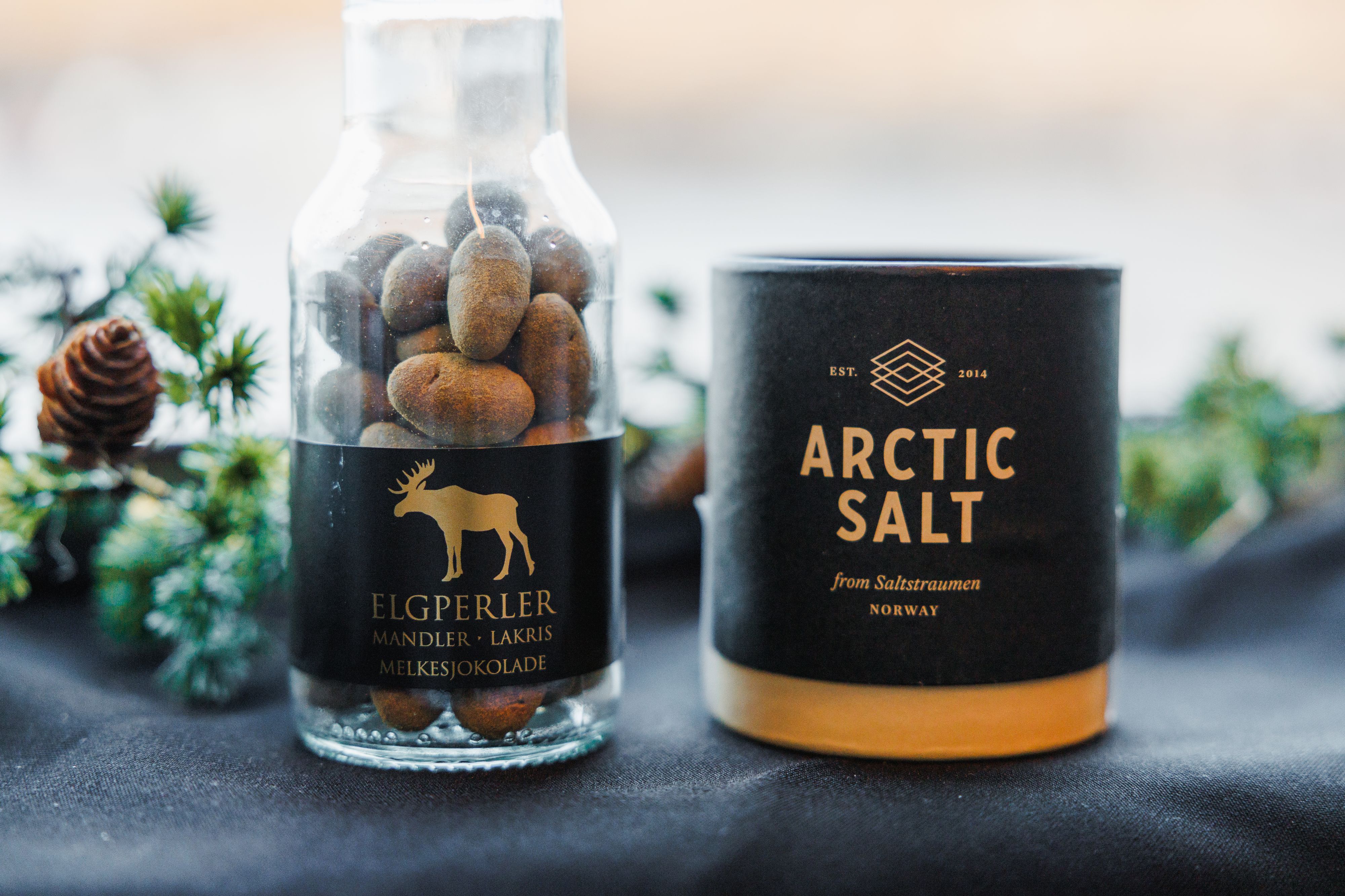 Norwegische Feinkostgeschenke, darunter arktisches Salz und schokoladenüberzogene Lakritze, im Havila-Bordshop.