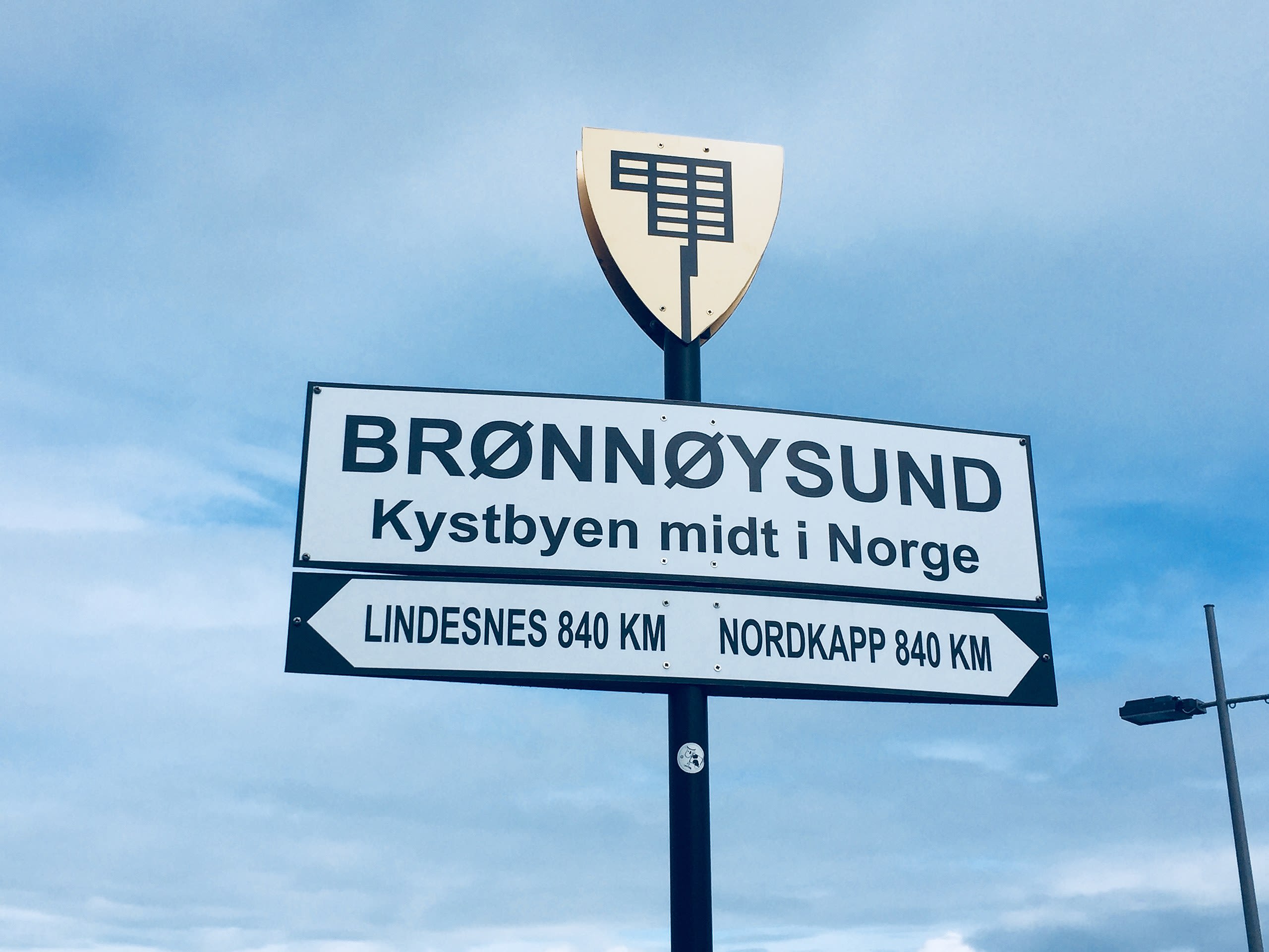 Kjent skilt i Brønnøysund som markerer Norges midtpunkt