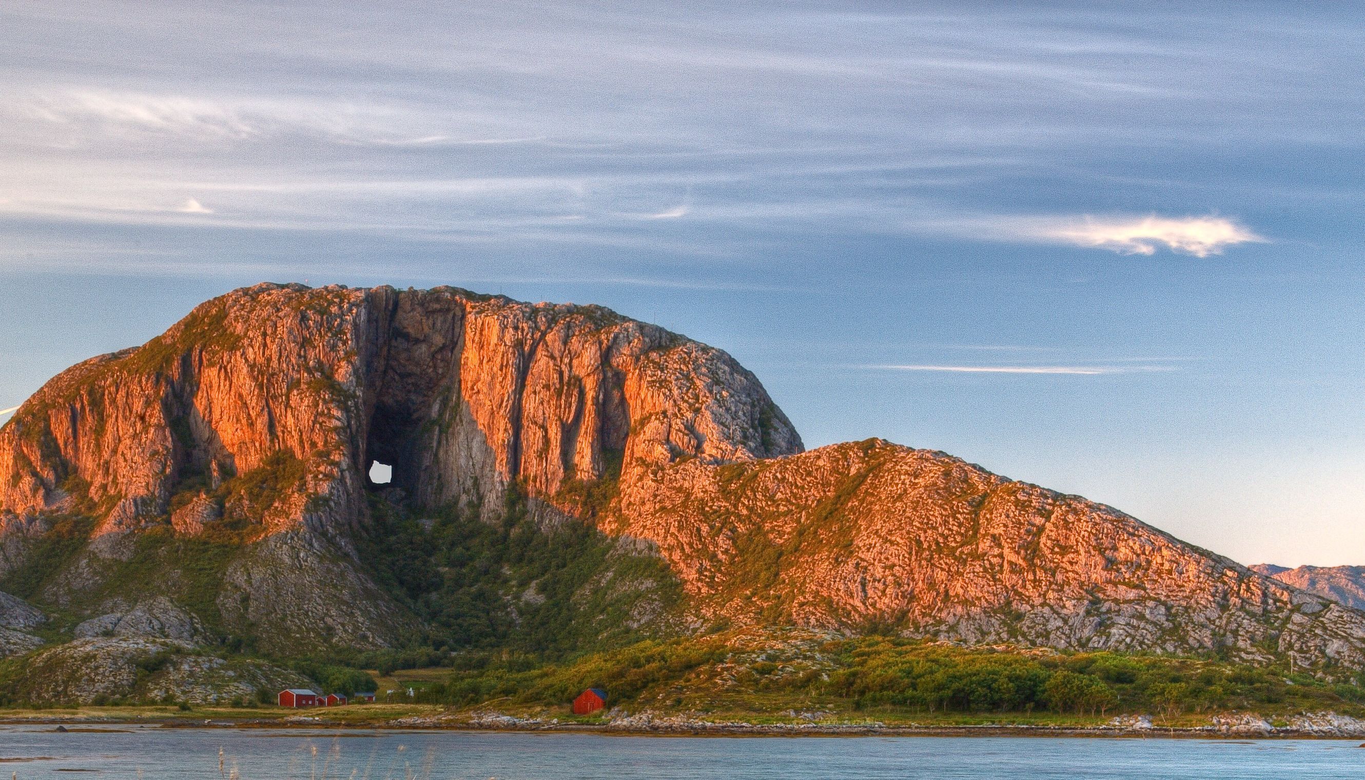 Berget Torghatten vid solnedgången, Norge