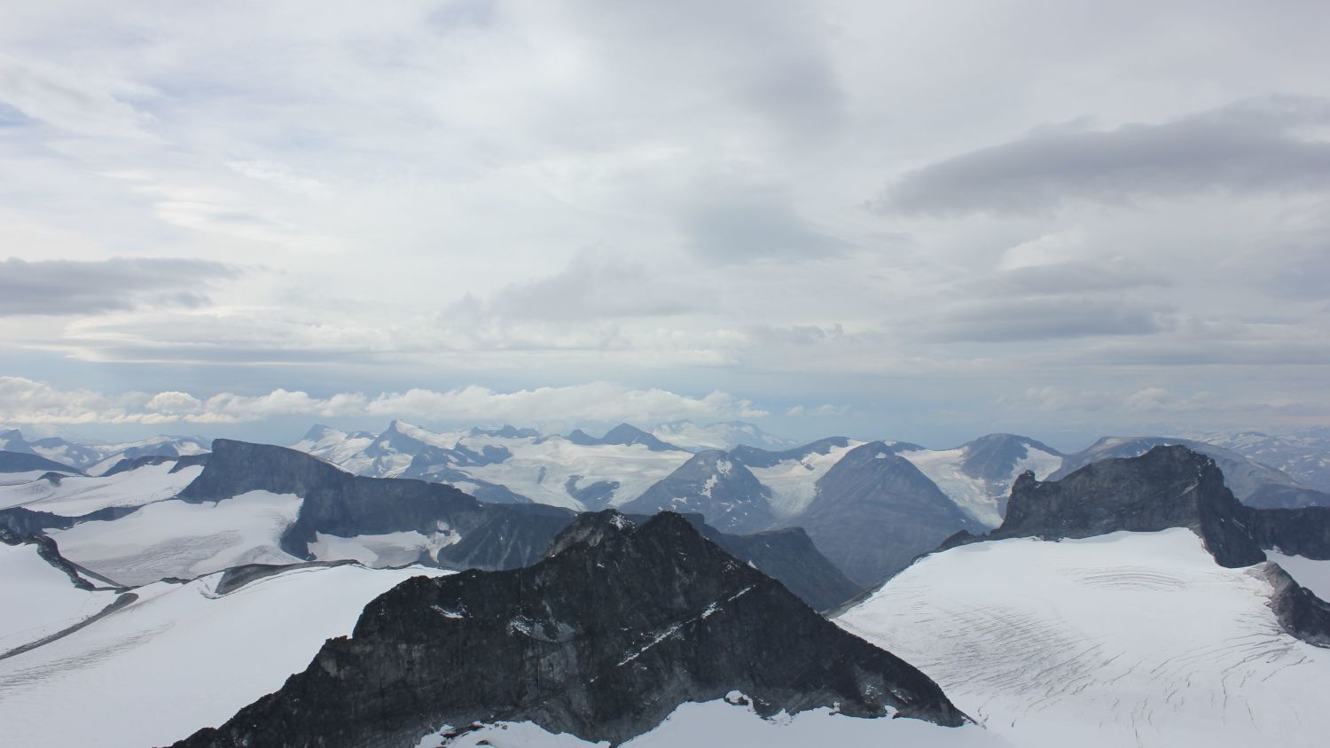 Schneebedeckte Berge und Gletscher in Norwegen.