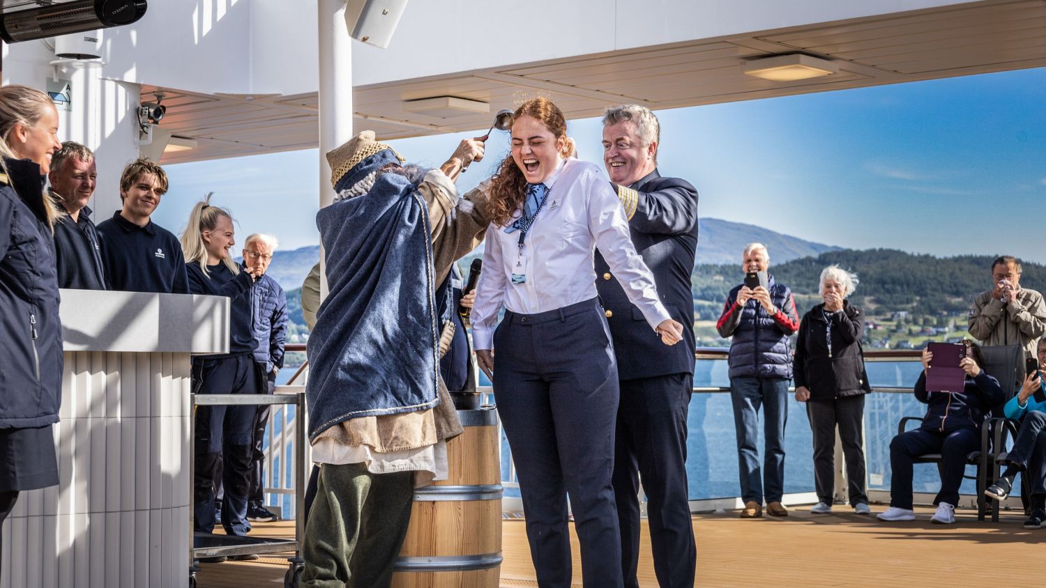Zeremonie am Polarkreis auf dem Außendeck
