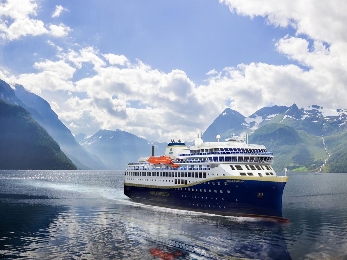Forsiden av Havila Kystruten-brosjyren med et cruiseskip som seiler langs Norges kyst og overskriften «Enter the Northern Calm».